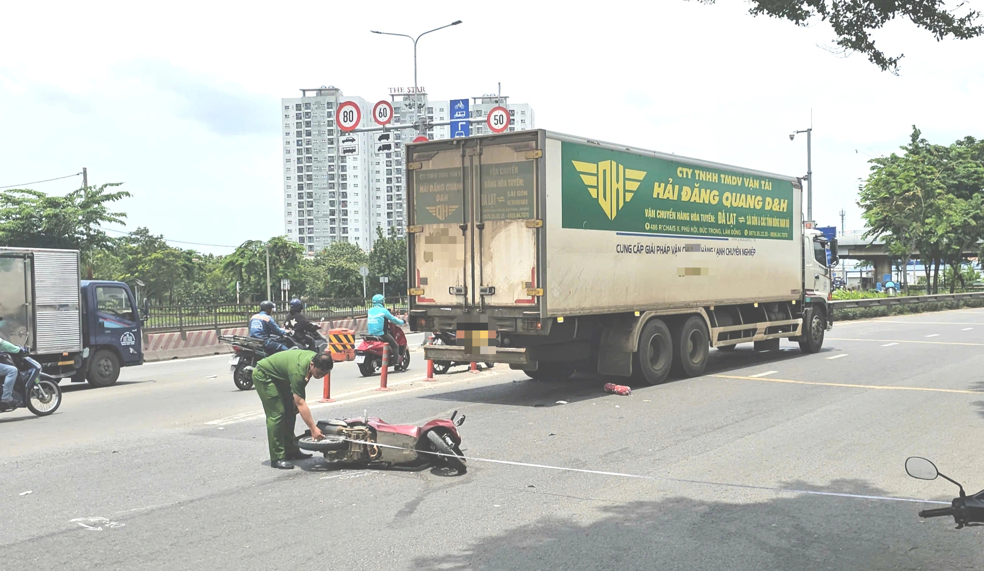 Tai nạn xe tải xe máy tại giao lộ, 1 người tử vong - Ảnh 1.