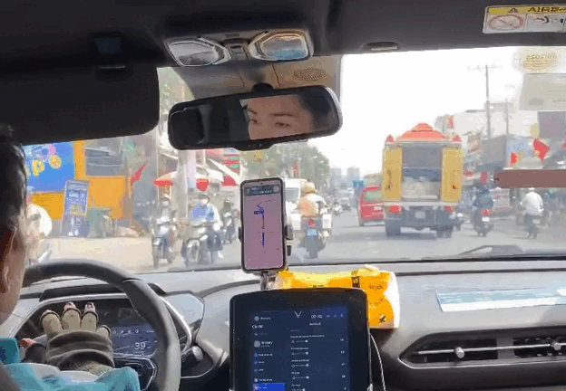 Nữ tài xế taxi được CSGT TP.HCM mở đường chở thai phụ vỡ ối đi cấp cứu - Ảnh 1.