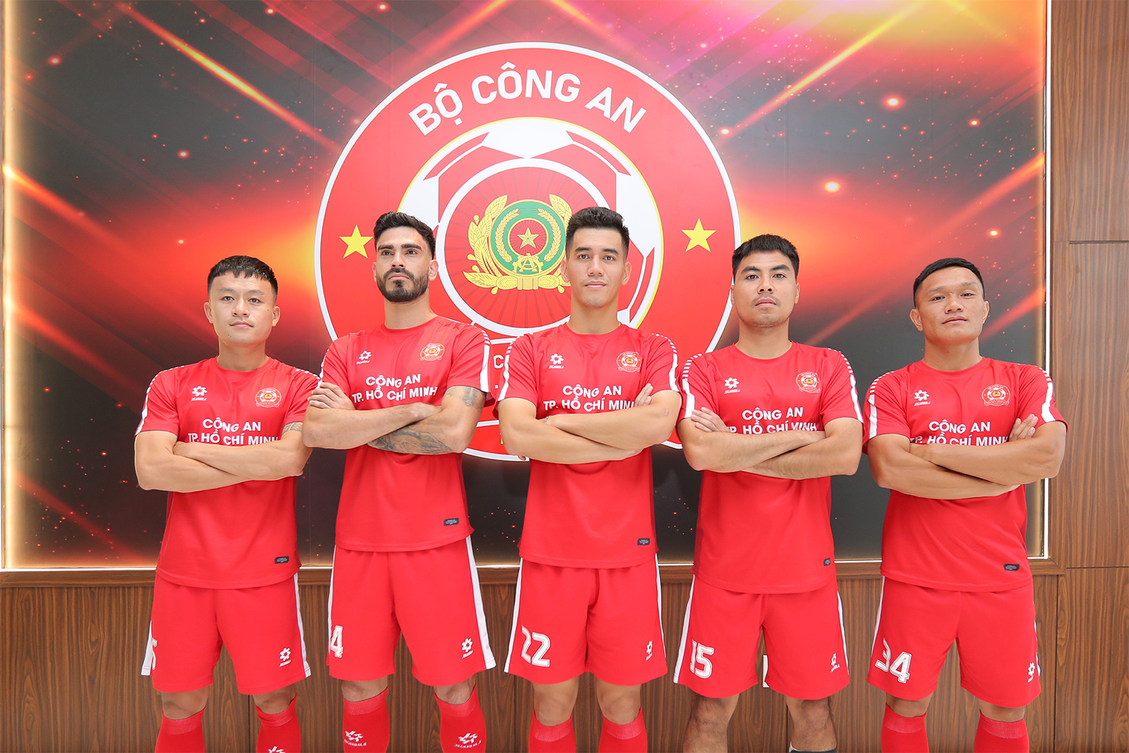 H&igrave;nh ảnh buổi tập rất &lsquo;chất&rsquo; của HLV L&ecirc; Huỳnh Đức, Tiến Linh trong m&agrave;u &aacute;o CLB C&ocirc;ng an TP.HCM- Ảnh 7.