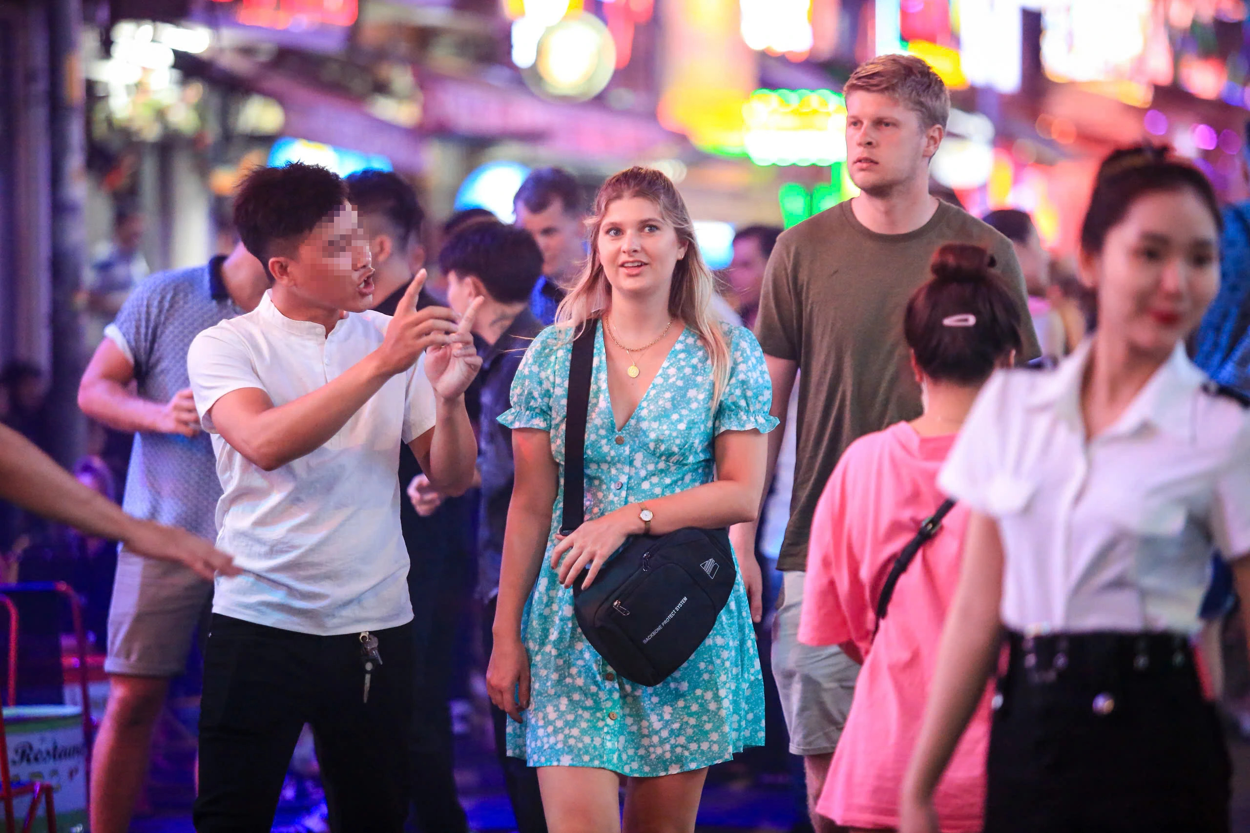 Khách Tây hụt hẫng khi đến phố đi bộ Bùi Viện khám phá văn hóa và ẩm thực - Ảnh 4.