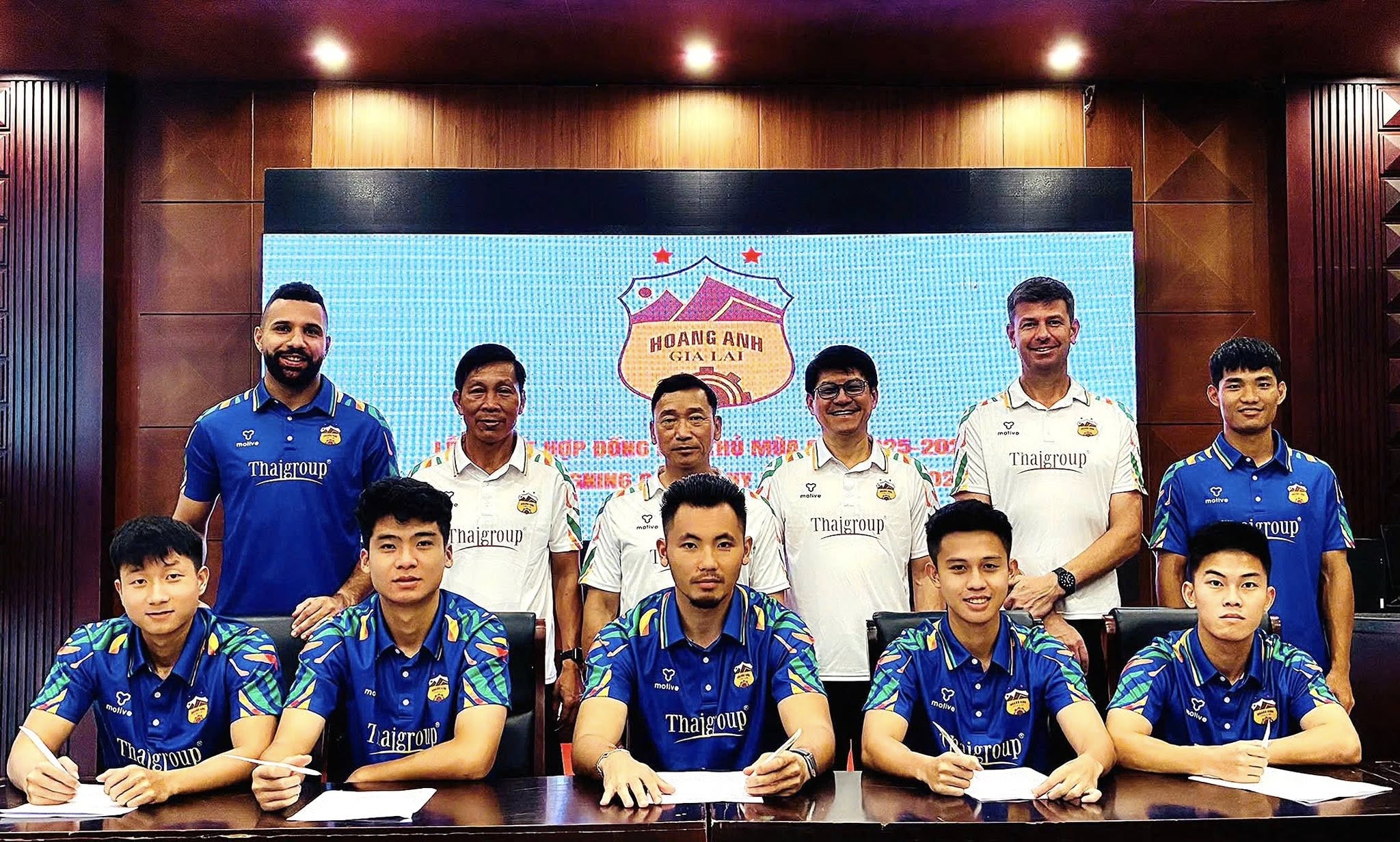 Jovens estrelas ajudam o HAGL a ficar forte e imprevisível na V-League - Foto 2. Dàn sao trẻ giúp HAGL mạnh mẽ và khó đoán ở V-League- Ảnh 2.