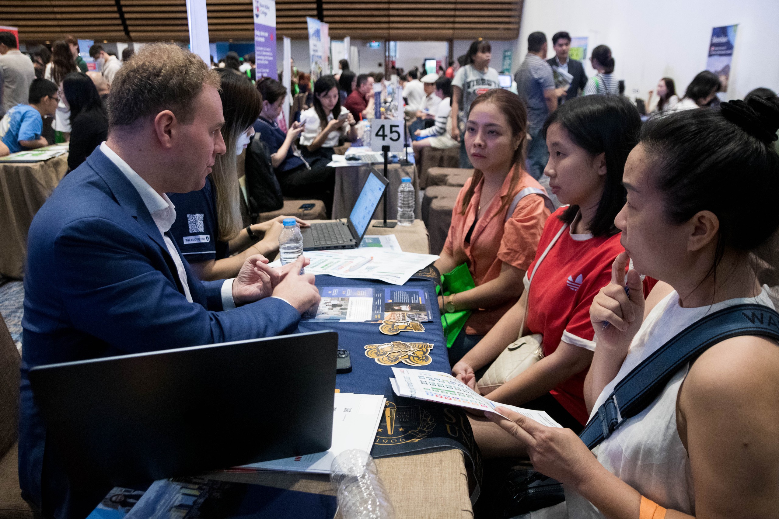 Du học thời siết chặt chính sách: Trường nước ngoài tìm cách thu hút học sinh Việt - Ảnh 2.