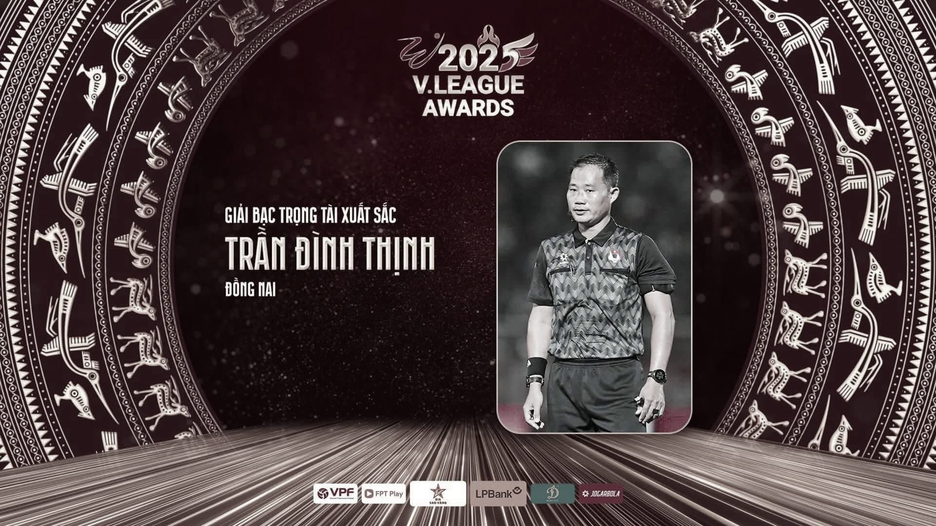 AFF a VFF uctily minutou ticha památku rozhodčího Tran Dinh Thinha na turnaji žen v jihovýchodní Asii - Foto 1. AFF và VFF tổ chức mặc niệm tưởng nhớ trọng tài Trần Đình Thịnh tại giải nữ Đông Nam Á - Ảnh 1.