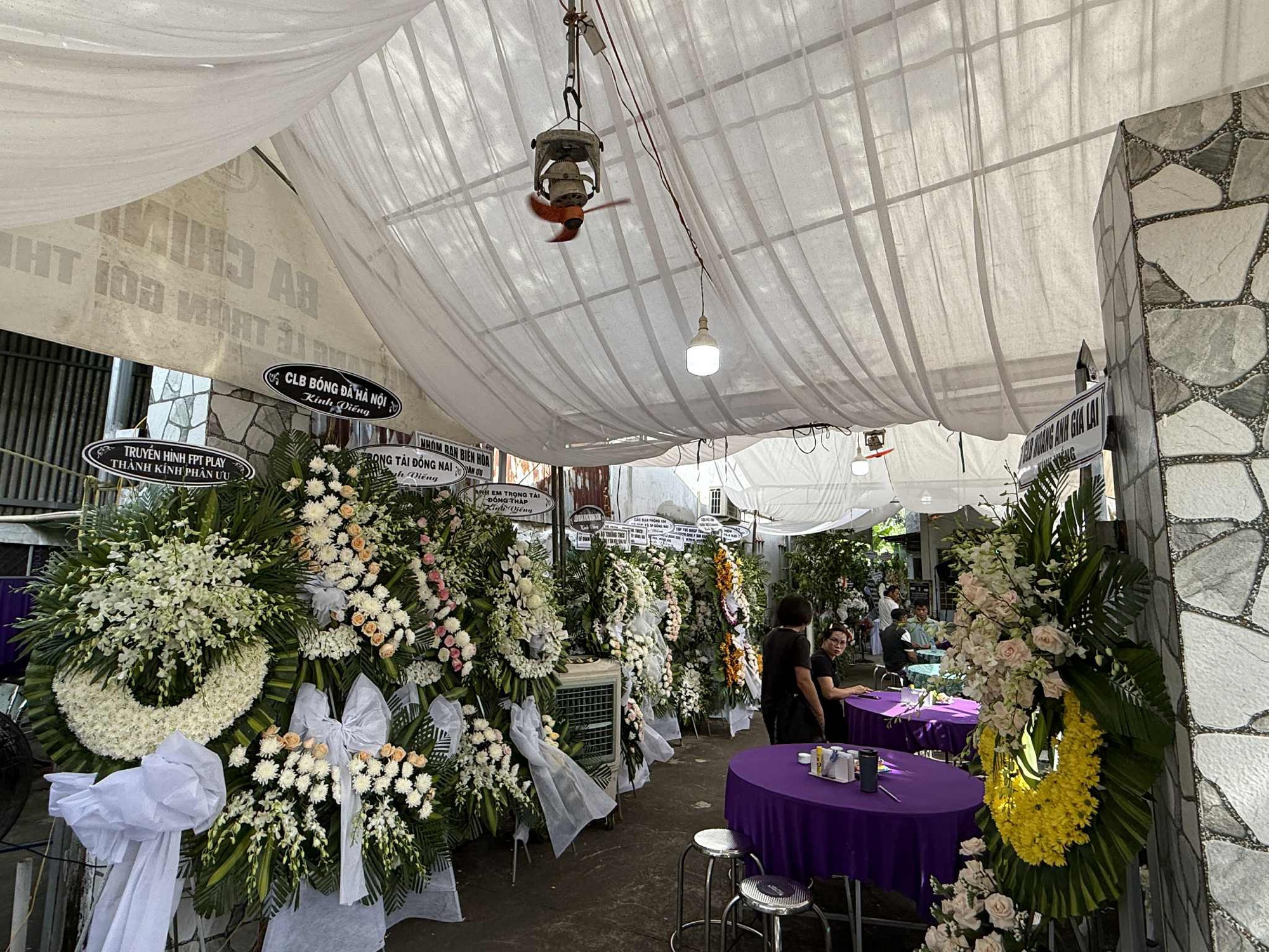 שריקת הארד מאי שואן הונג מחליפה את טראן דין תין, שחקנית י Còi đồng Mai Xuân Hùng thay đàn anh Trần Đình Thịnh thổi trận Siêu cúp quốc gia- Ảnh 2.