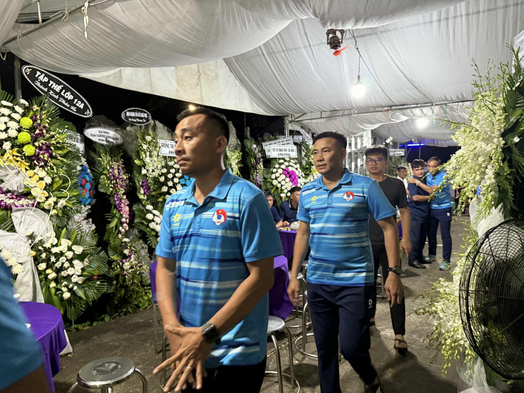 Secretarul general al VFF l-a trimis pe arbitrul Tran Dinh Thinh la locul de veci, iar acesta a rostit cuvinte emoționante! - Foto 9. Tiễn đưa trọng tài Trần Đình Thịnh về nơi an nghỉ cuối cùng, Tổng thư ký VFF nói lời nghẹn ngào!- Ảnh 9.