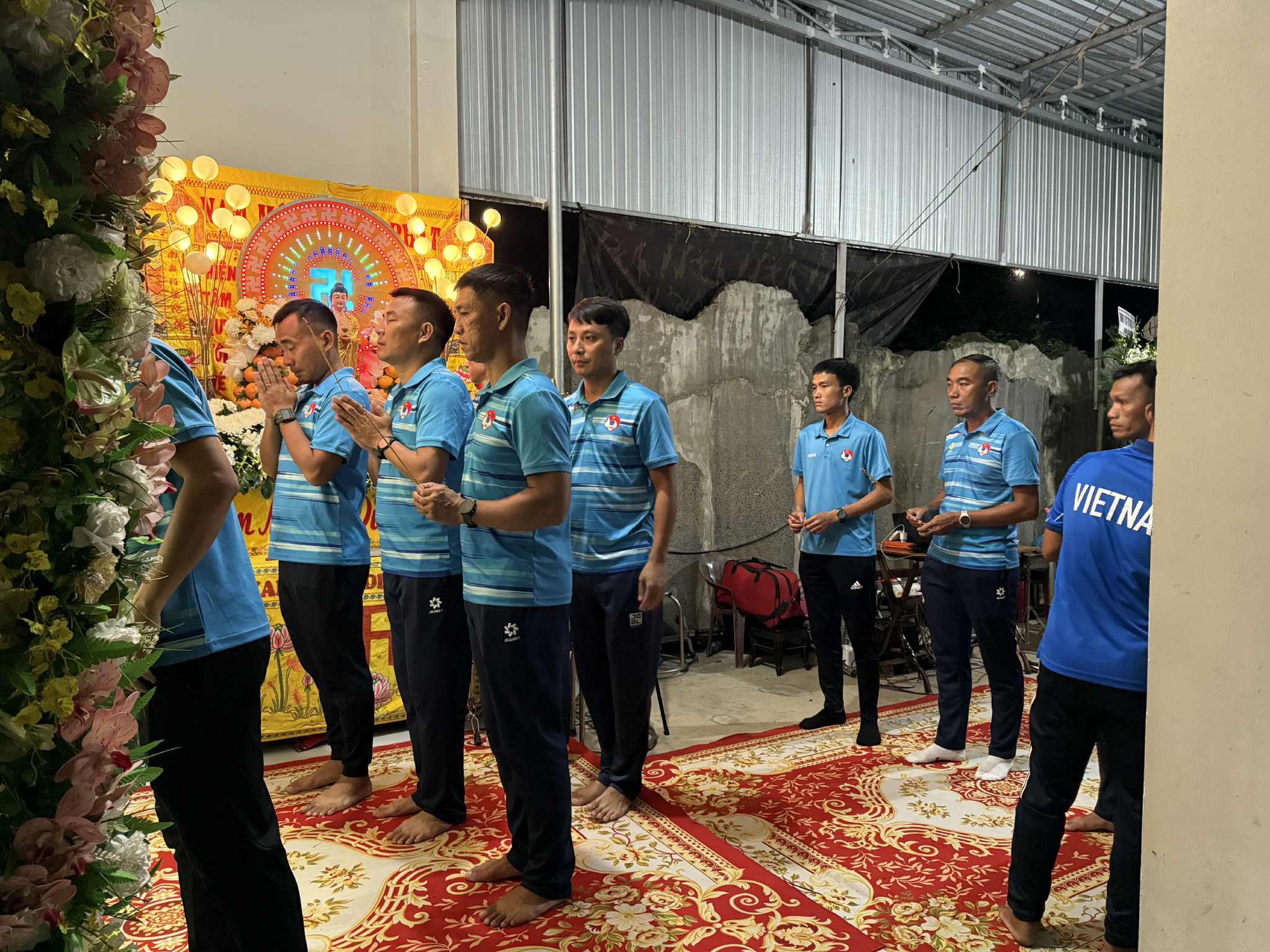 Secretarul general al VFF l-a trimis pe arbitrul Tran Dinh Thinh la locul de veci, iar acesta a rostit cuvinte emoționante! - Foto 8. Tiễn đưa trọng tài Trần Đình Thịnh về nơi an nghỉ cuối cùng, Tổng thư ký VFF nói lời nghẹn ngào!- Ảnh 8.