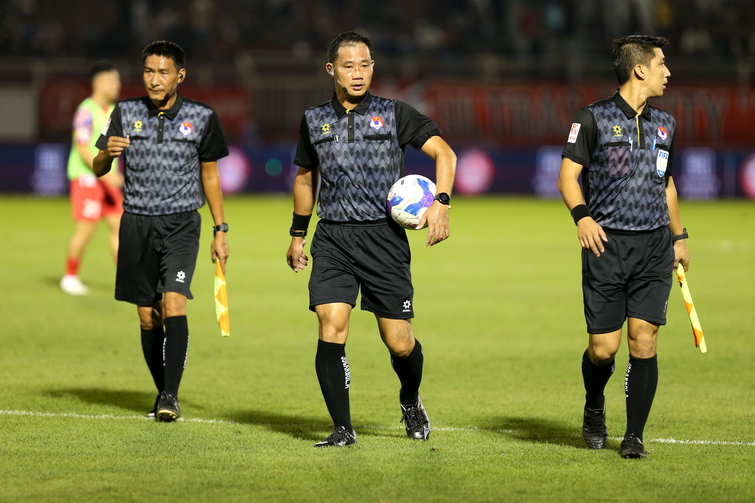 שריקת הארד מאי שואן הונג מחליפה את טראן דין תין, שחקנית י Còi đồng Mai Xuân Hùng thay đàn anh Trần Đình Thịnh thổi trận Siêu cúp quốc gia- Ảnh 5.