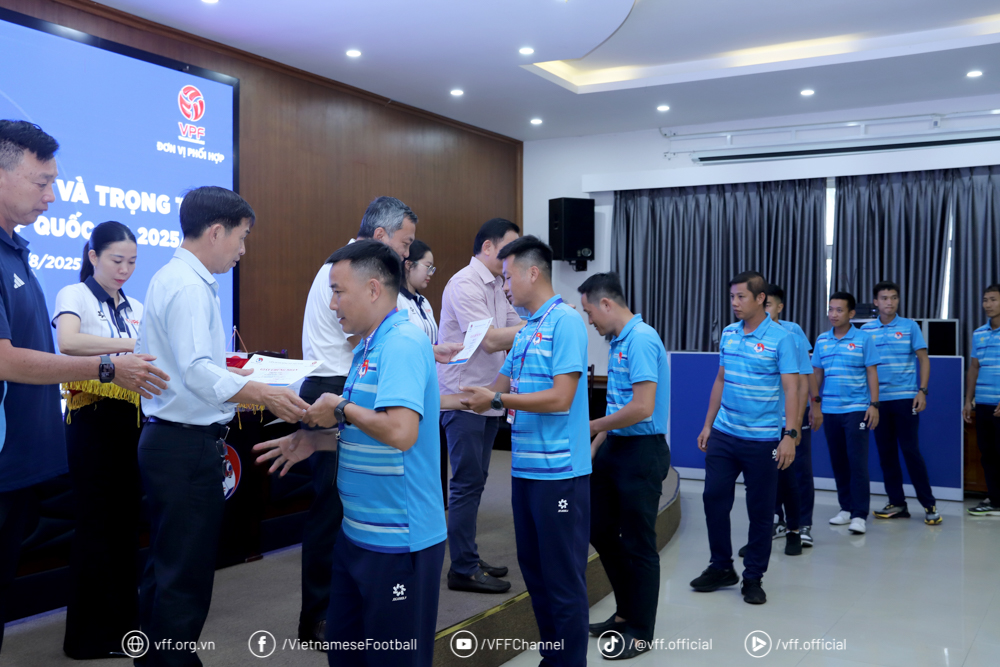 Co powiedział prezes VFF sędziom w ostatnim dniu kursu szkoleniowego, gdzie doszło do smutnego incydentu? - Zdjęcie 6. Chủ tịch VFF nói gì với các trọng tài trong ngày bế mạc lớp tập huấn vừa xảy ra chuyện buồn? - Ảnh 6.