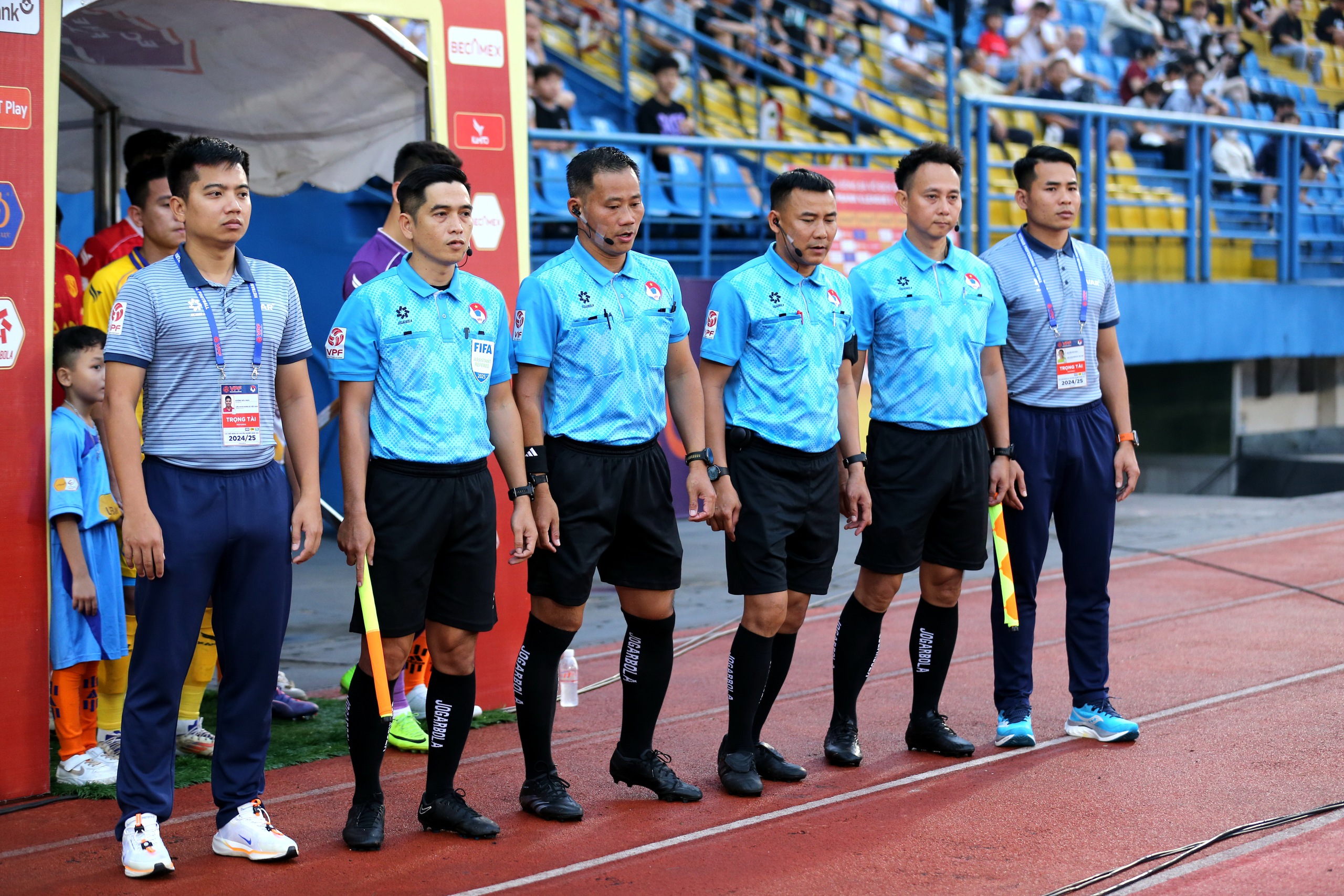 Astăzi, arbitrul Tran Dinh Thinh s-a întors în patria sa… - Foto 4. Hôm nay, trọng tài Trần Đình Thịnh về với đất mẹ…- Ảnh 4.