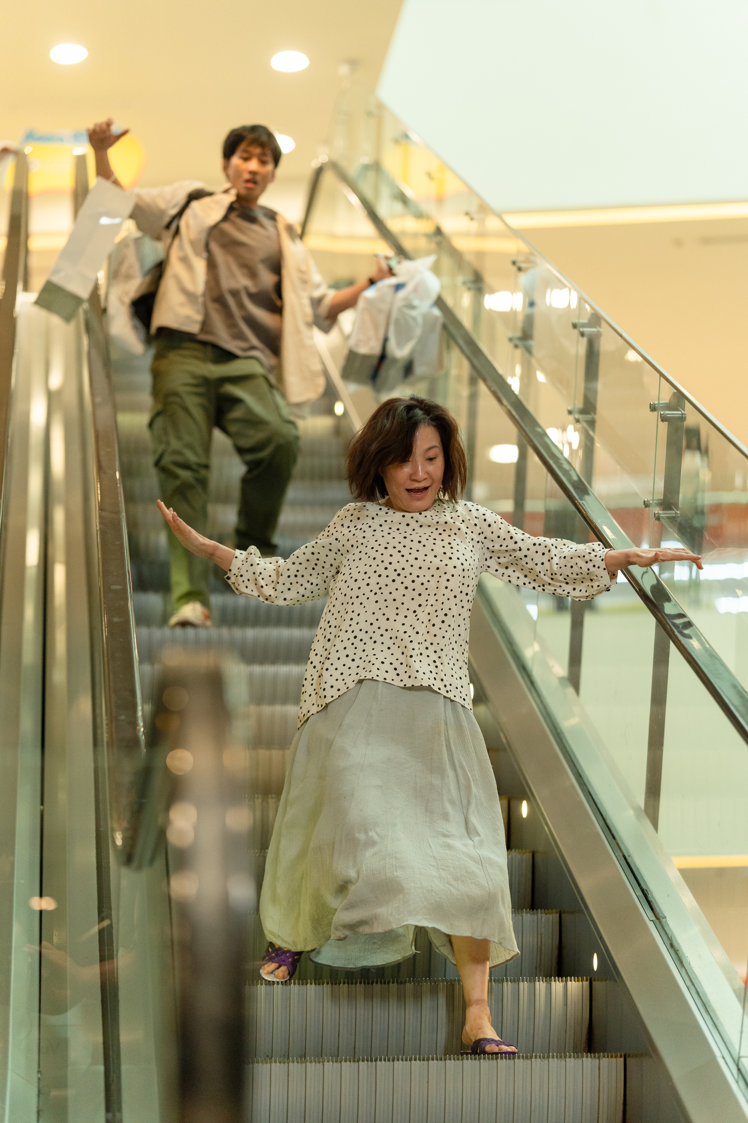 Filmul Mang me di bo a atins pragul de 100 de miliarde VND: Hong Dao și Tuan Tran strălucesc - Fotografia 2. Phim Mang mẹ đi bỏ cán mốc 100 tỉ đồng: Hồng Đào và Tuấn Trần tỏa sáng - Ảnh 2.