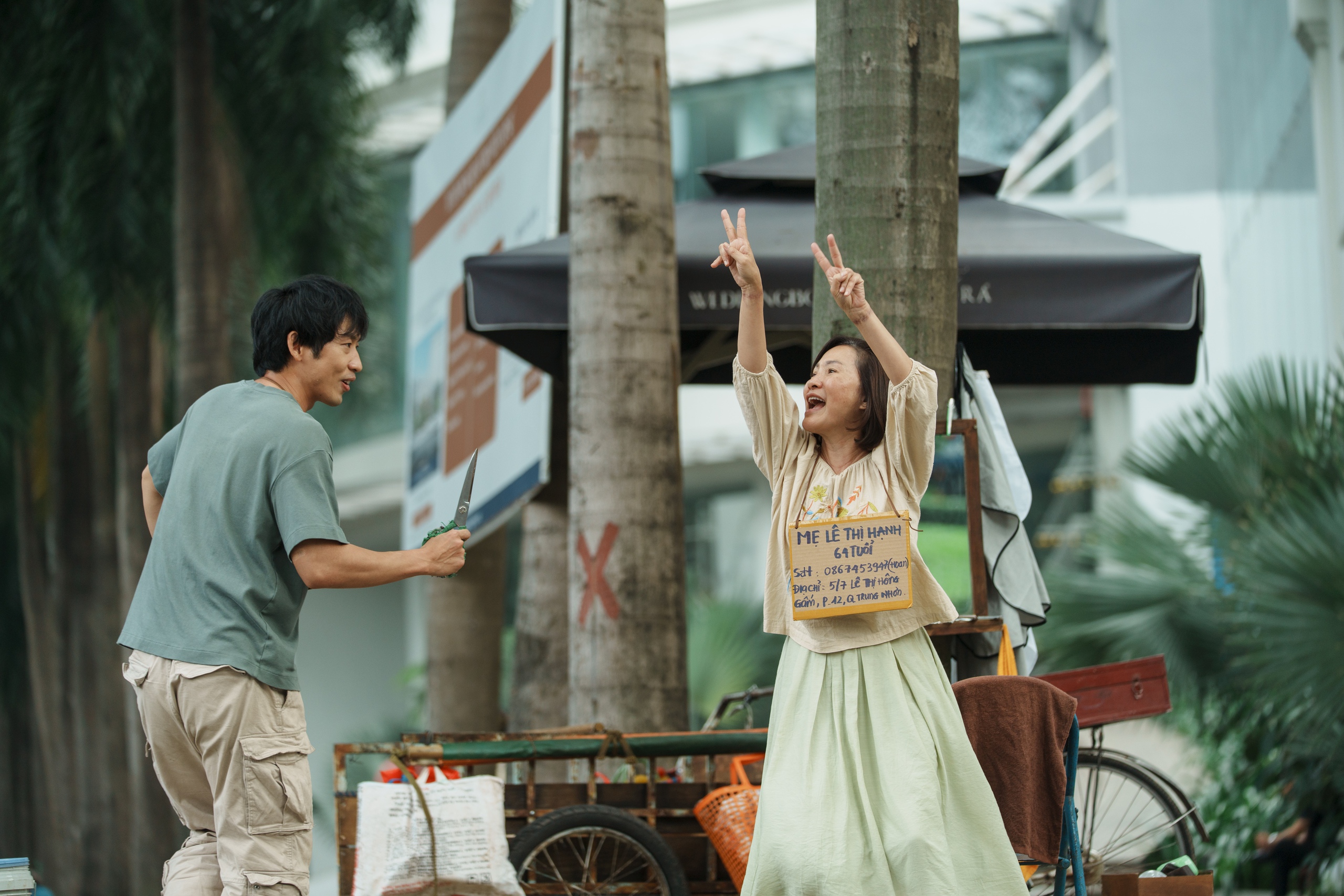 Filmul Mang me di bo a atins pragul de 100 de miliarde VND: Hong Dao și Tuan Tran strălucesc - Fotografia 4. Phim Mang mẹ đi bỏ cán mốc 100 tỉ đồng: Hồng Đào và Tuấn Trần tỏa sáng - Ảnh 4.
