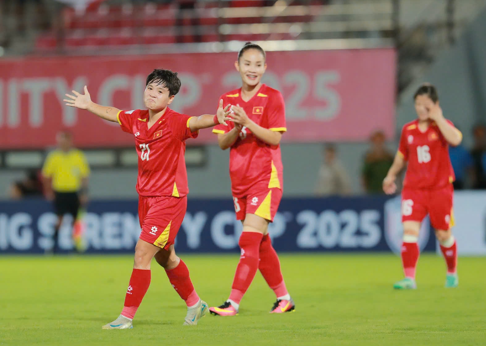 Bảng xếp hạng AFF Cup 2025: Đội tuyển nữ Việt Nam tốp 2, hẹn 'kình địch' Thái Lan- Ảnh 1.