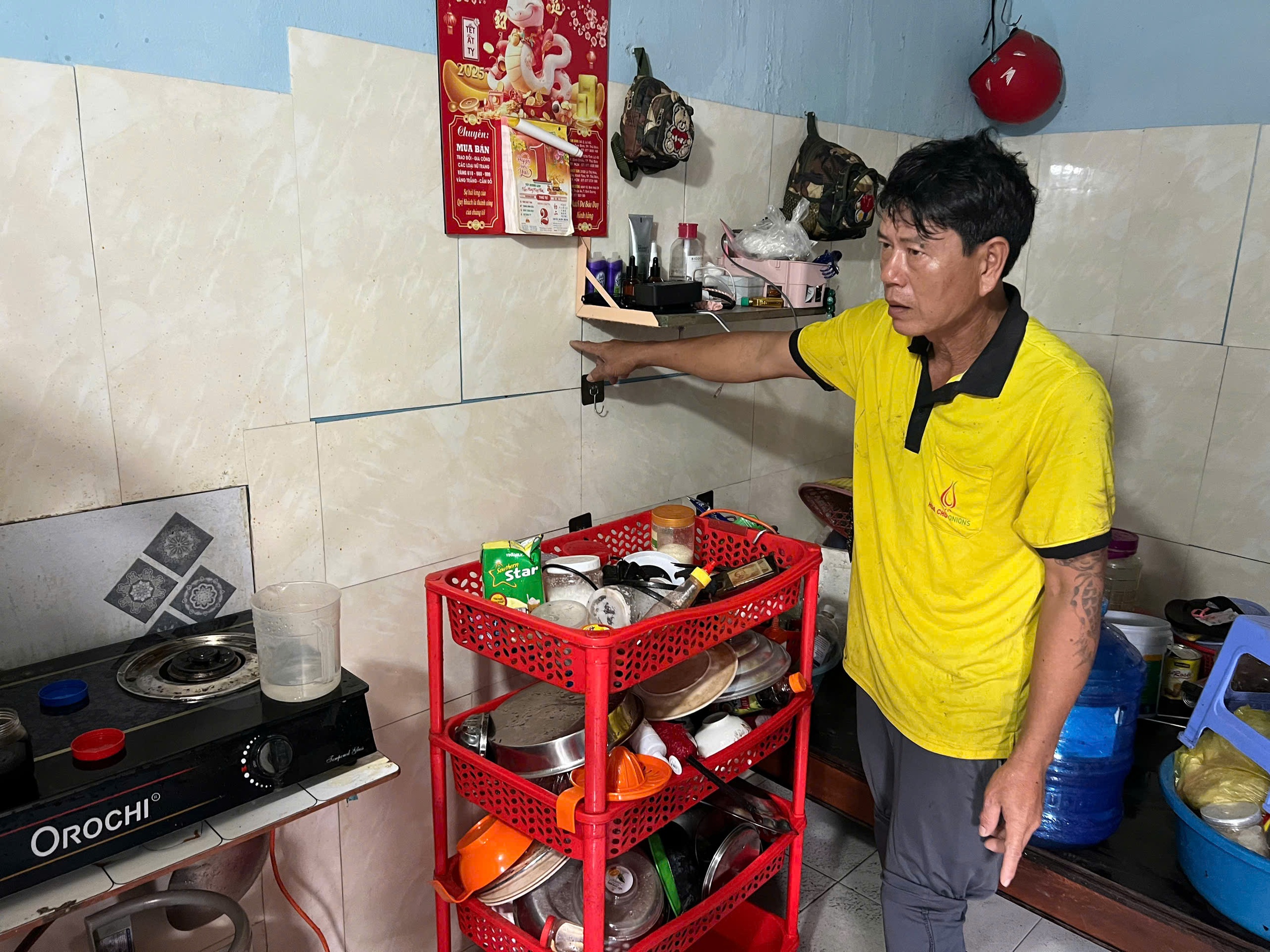 Ngập nhiều dãy trọ ở TP.HCM: 'Nước ào ào như lũ, tháo chạy trong đêm'- Ảnh 1.