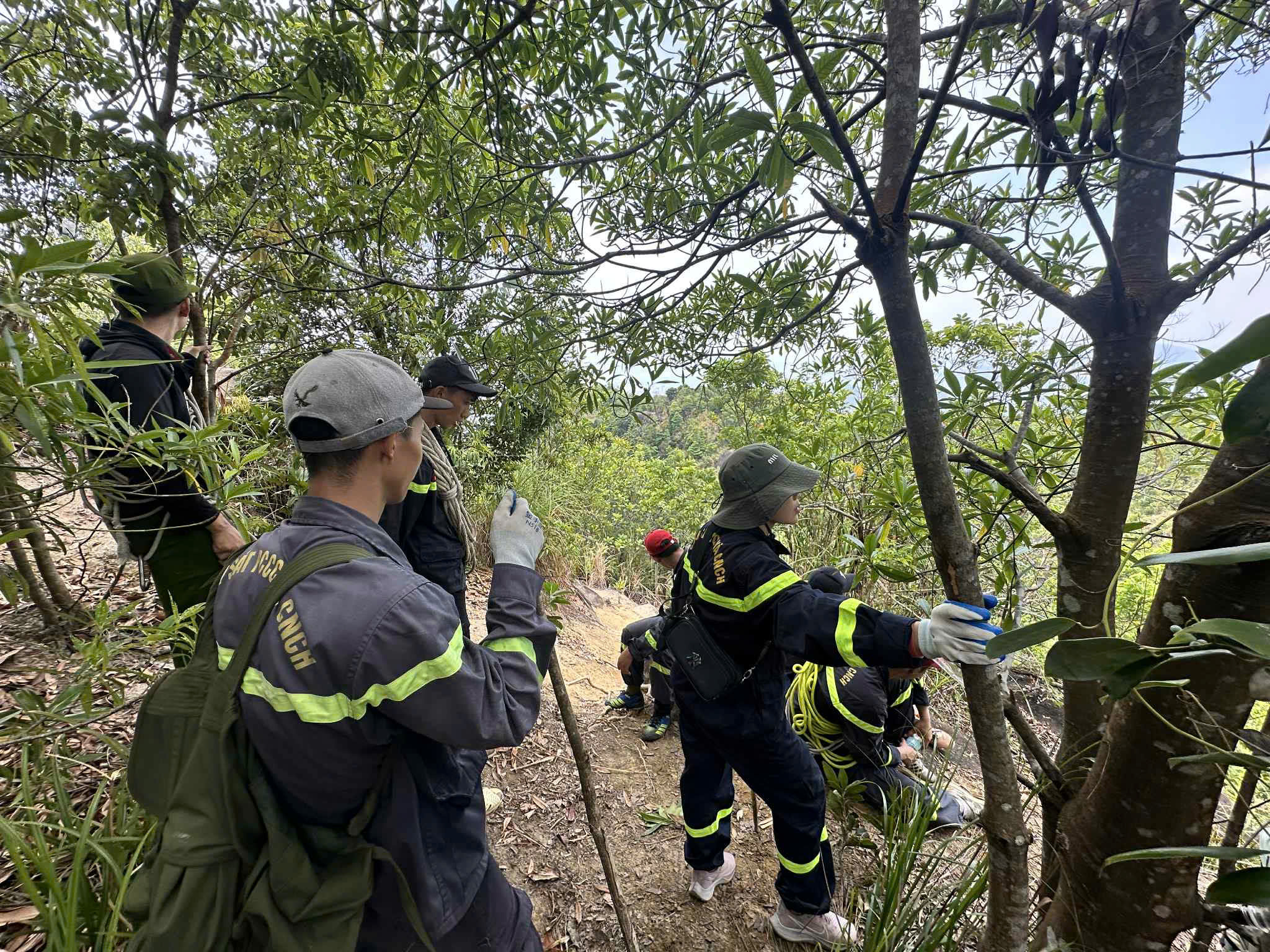 Hàng trăm người tìm kiếm nam thanh niên mất tích khi leo núi tại Khánh Hòa- Ảnh 5. Hàng trăm người tìm kiếm nam thanh niên mất tích khi leo núi tại Khánh Hòa- Ảnh 5.