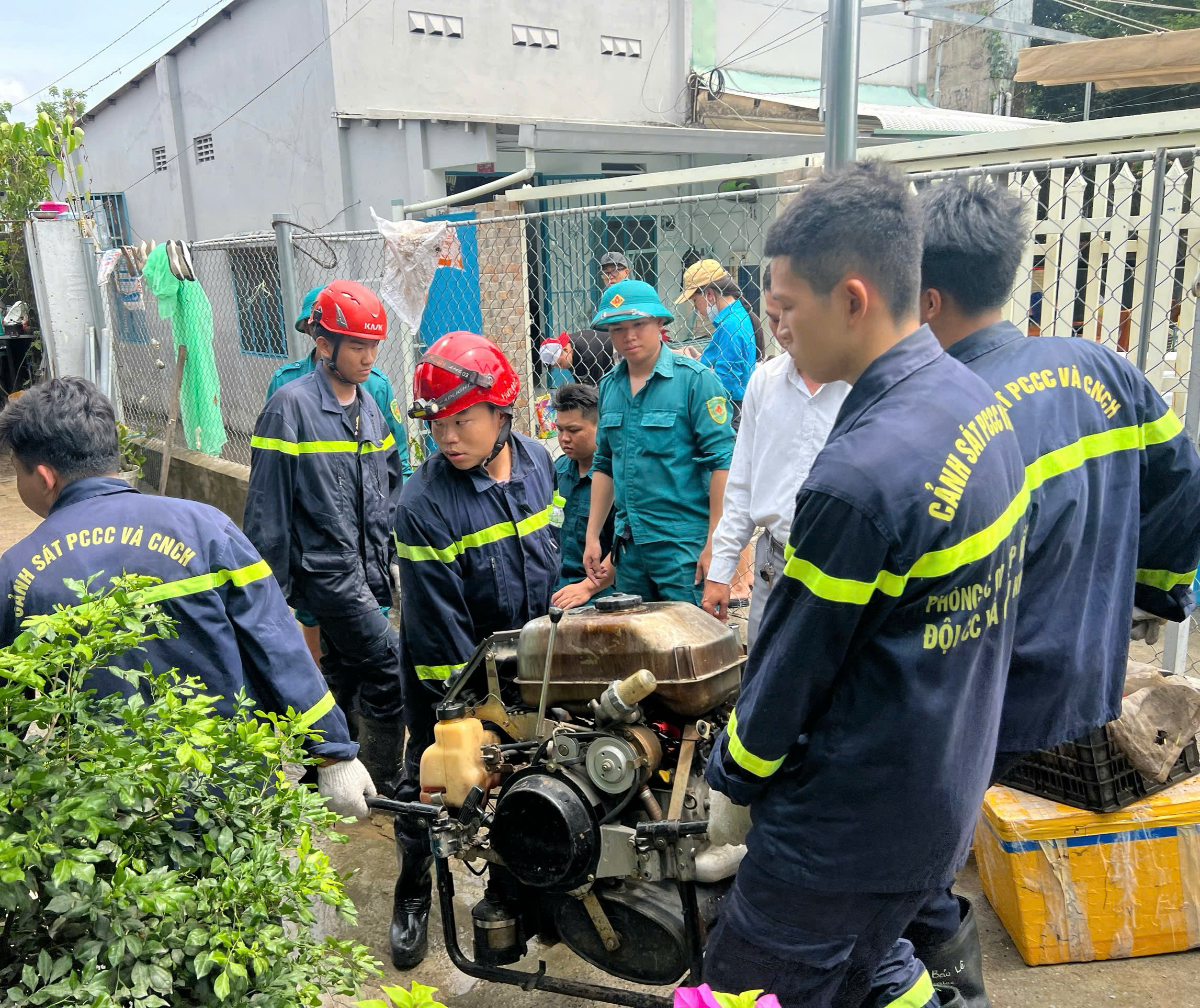 Ngập nhiều dãy trọ ở TP.HCM: 'Nước ào ào như lũ, tháo chạy trong đêm'- Ảnh 3.