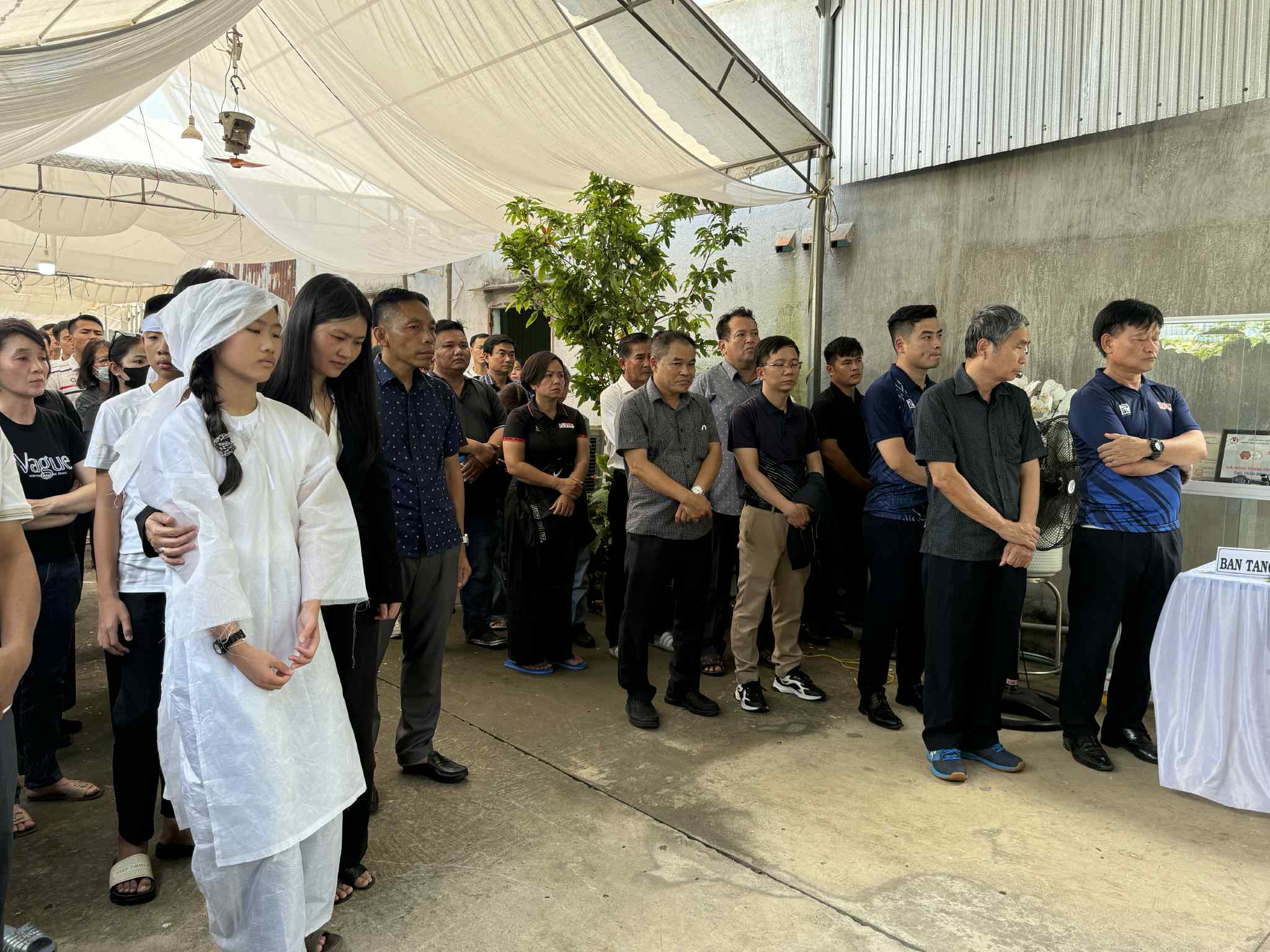 Secretarul general al VFF l-a trimis pe arbitrul Tran Dinh Thinh la locul de veci, iar acesta a rostit cuvinte emoționante! - Foto 3. Tiễn đưa trọng tài Trần Đình Thịnh về nơi an nghỉ cuối cùng, Tổng thư ký VFF nói lời nghẹn ngào!- Ảnh 3.