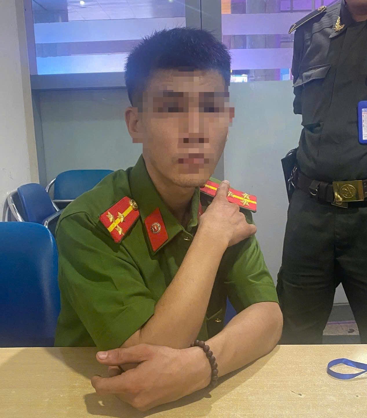 Giả danh công an điều tiết Grab tại sân bay Đà Nẵng gây chú ý - Ảnh 1.