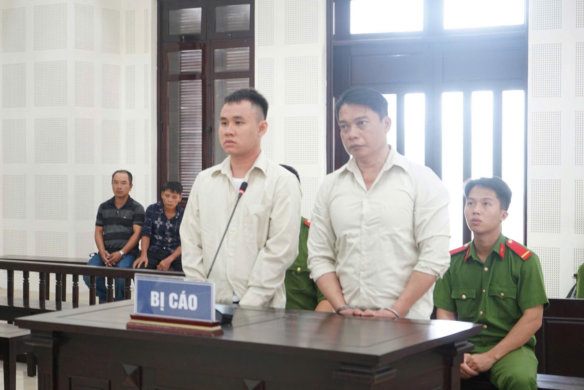 Giấu ma túy trong nhà thờ tộc, giao dịch xuyên tỉnh: 2 bác cháu lãnh án nặng- Ảnh 1.