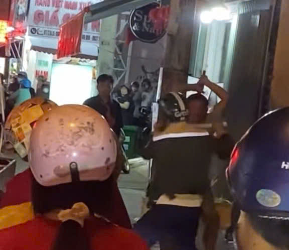 TP.HCM: Lấy lời khai 2 người đàn ông cầm gậy sắt đánh nhau trên đường - Ảnh 1.