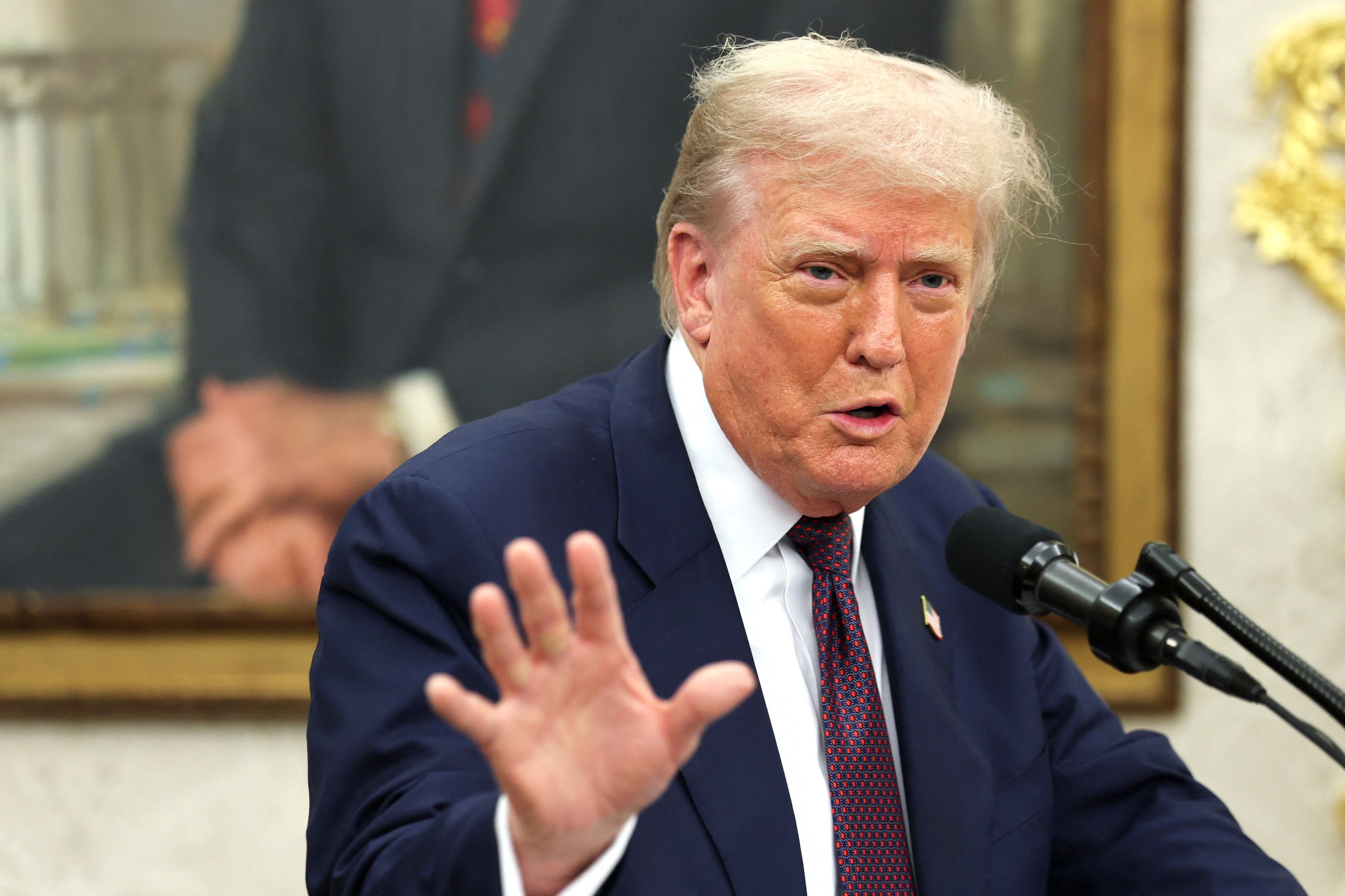 Ông Trump nói sẽ đánh thuế 100% lên chip bán dẫn