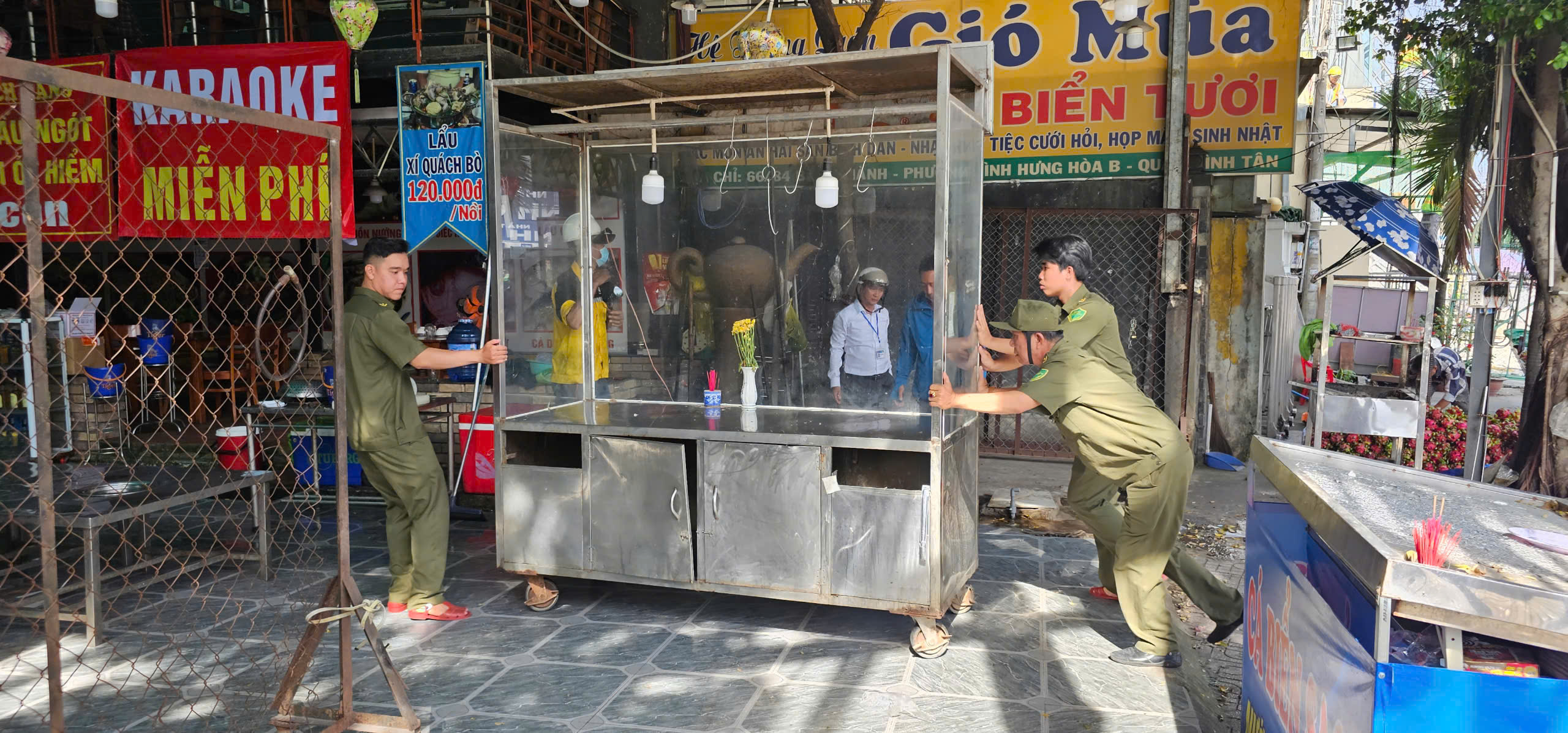 Phường Bình Tân tháo dỡ công trình tạm, biển quảng cáo lấn chiếm vỉa hè - Ảnh 3.