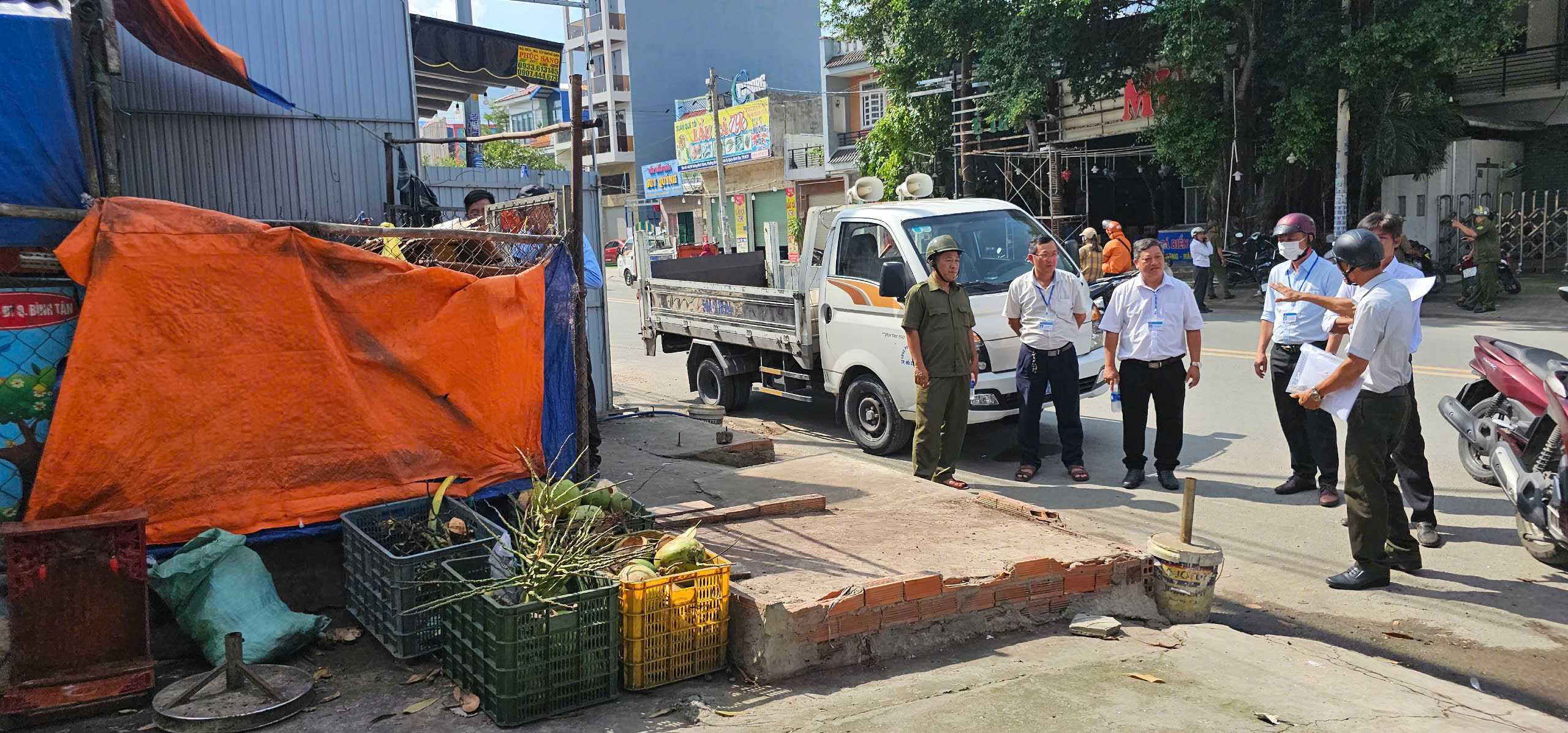 Phường Bình Tân tháo dỡ công trình tạm, biển quảng cáo lấn chiếm vỉa hè - Ảnh 2.
