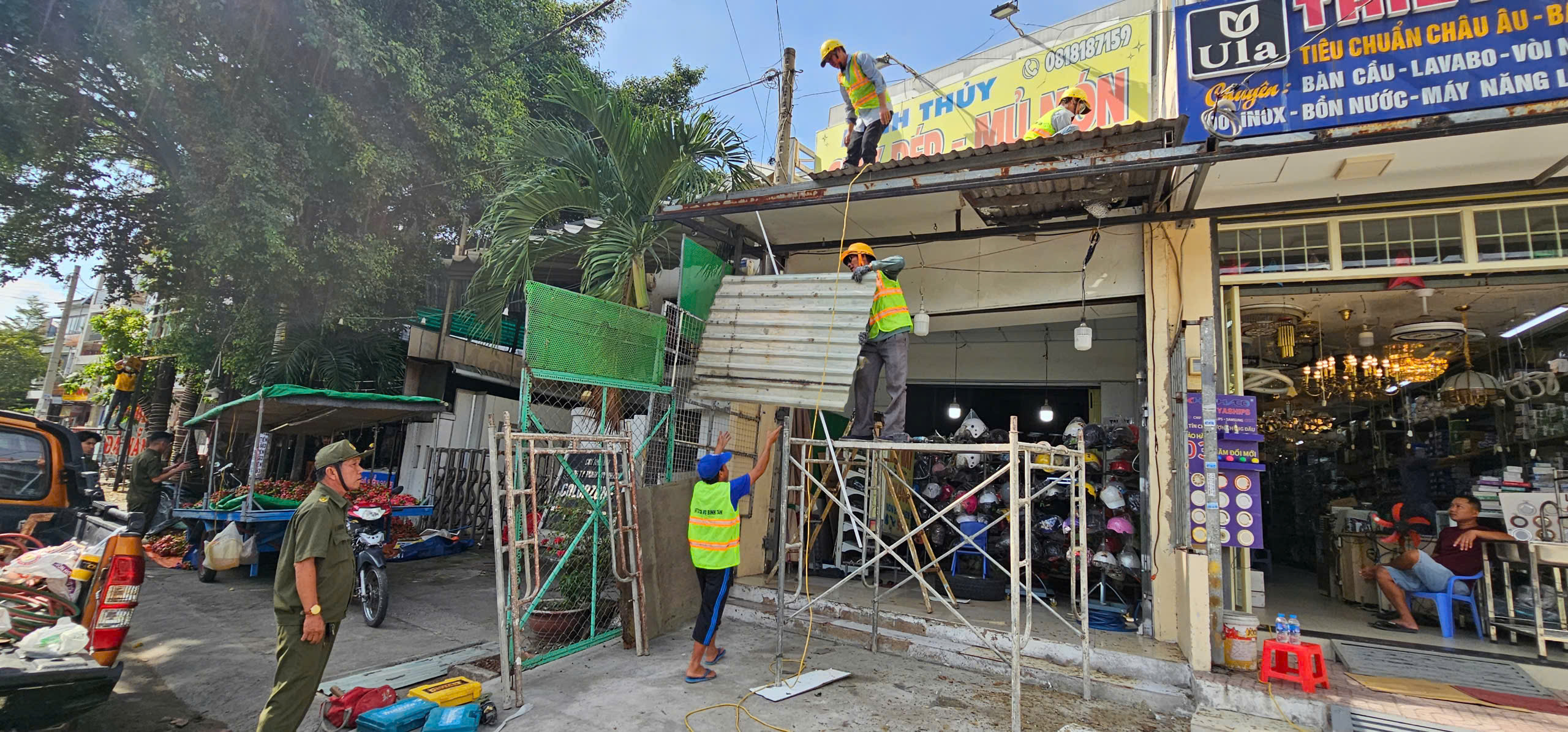 Phường Bình Tân tháo dỡ công trình tạm, biển quảng cáo lấn chiếm vỉa hè - Ảnh 1.