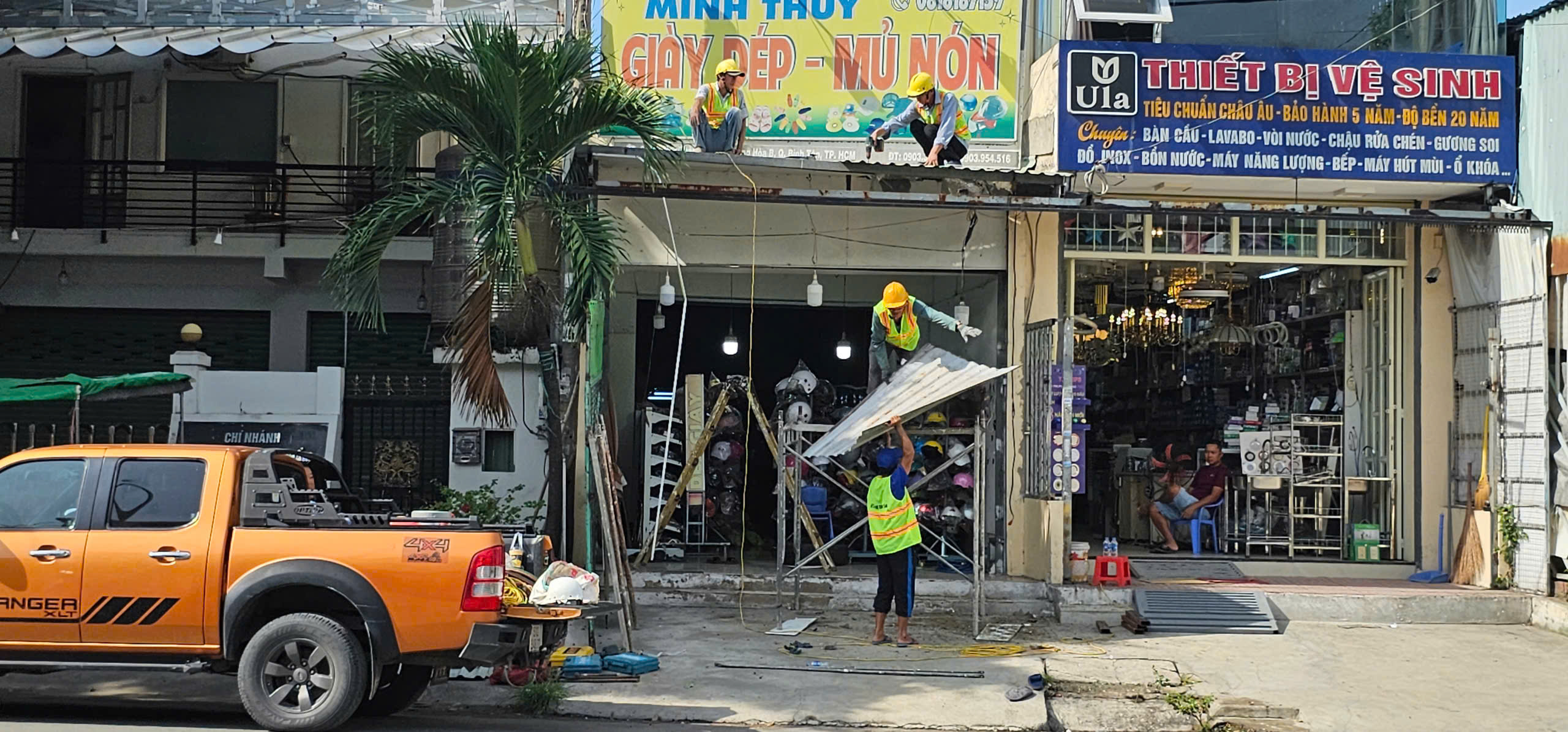 Phường Bình Tân tháo dỡ công trình tạm, biển quảng cáo lấn chiếm vỉa hè - Ảnh 5.