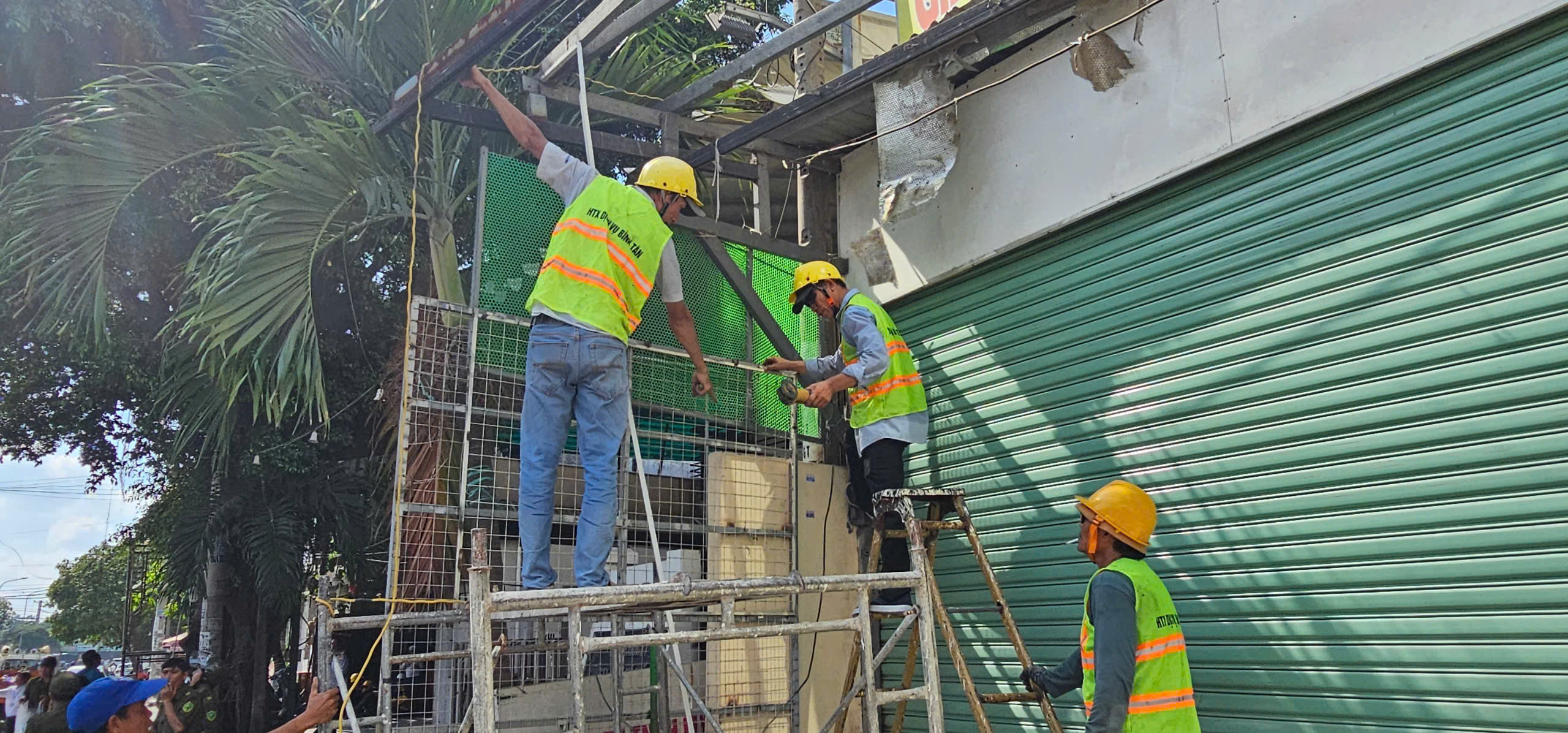 Phường Bình Tân tháo dỡ công trình tạm, biển quảng cáo lấn chiếm vỉa hè - Ảnh 4.