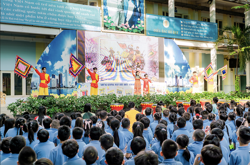 Pelajaran yang menarik membantu pelajar dan seni menjadi lebih dekat - Foto 1. Những tiết học thú vị giúp học sinh và nghệ thuật gần gũi hơn - Ảnh 1.