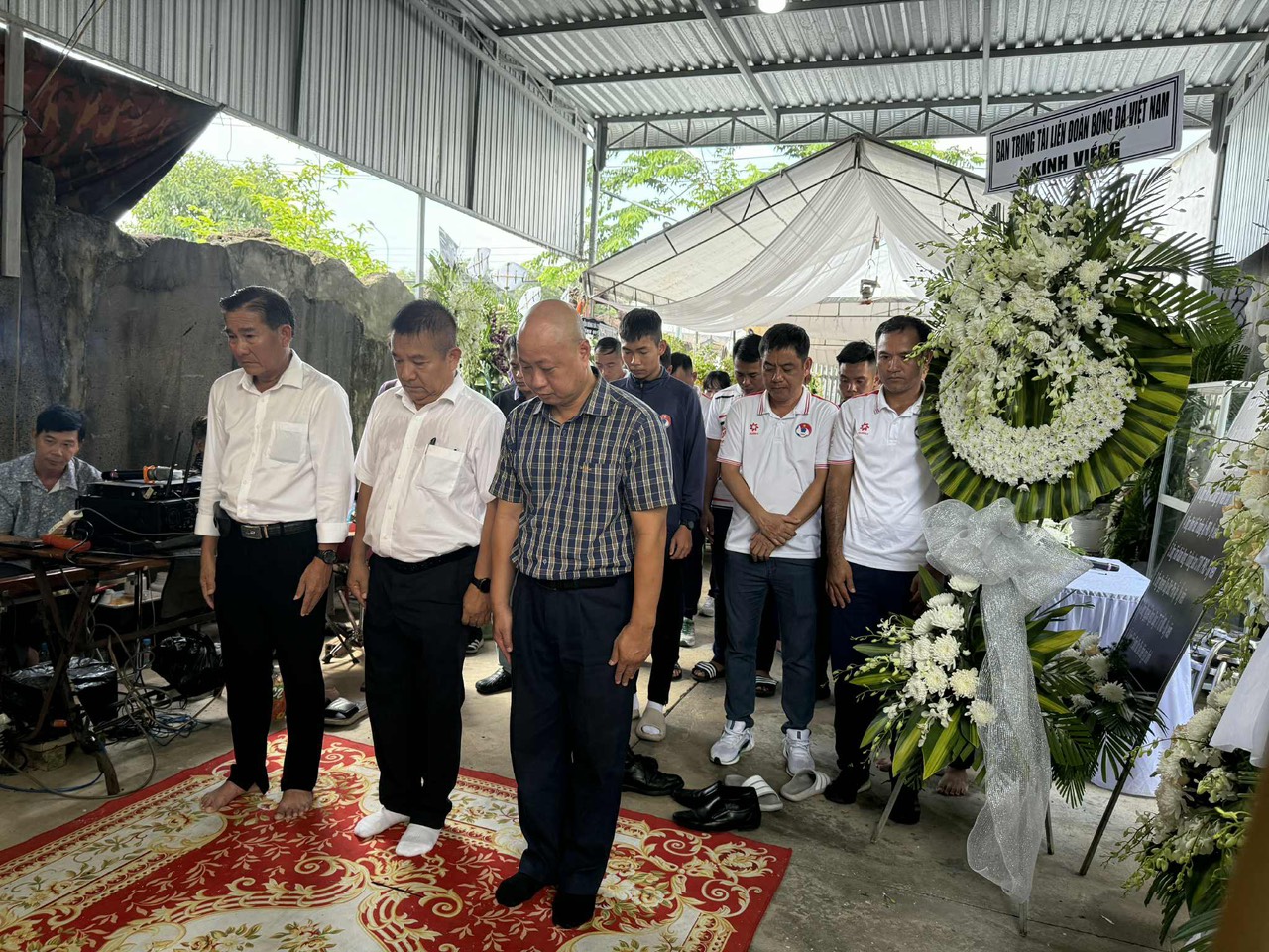 Secretarul general al VFF l-a trimis pe arbitrul Tran Dinh Thinh la locul de veci, iar acesta a rostit cuvinte emoționante! - Foto 7. Tiễn đưa trọng tài Trần Đình Thịnh về nơi an nghỉ cuối cùng, Tổng thư ký VFF nói lời nghẹn ngào!- Ảnh 7.