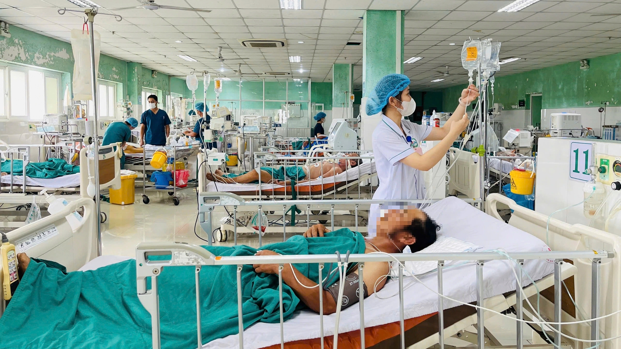 Ăn cá muối chua nghi bị ngộ độc, hai cha con ở Quảng Ngãi nhập viện - Ảnh 1.