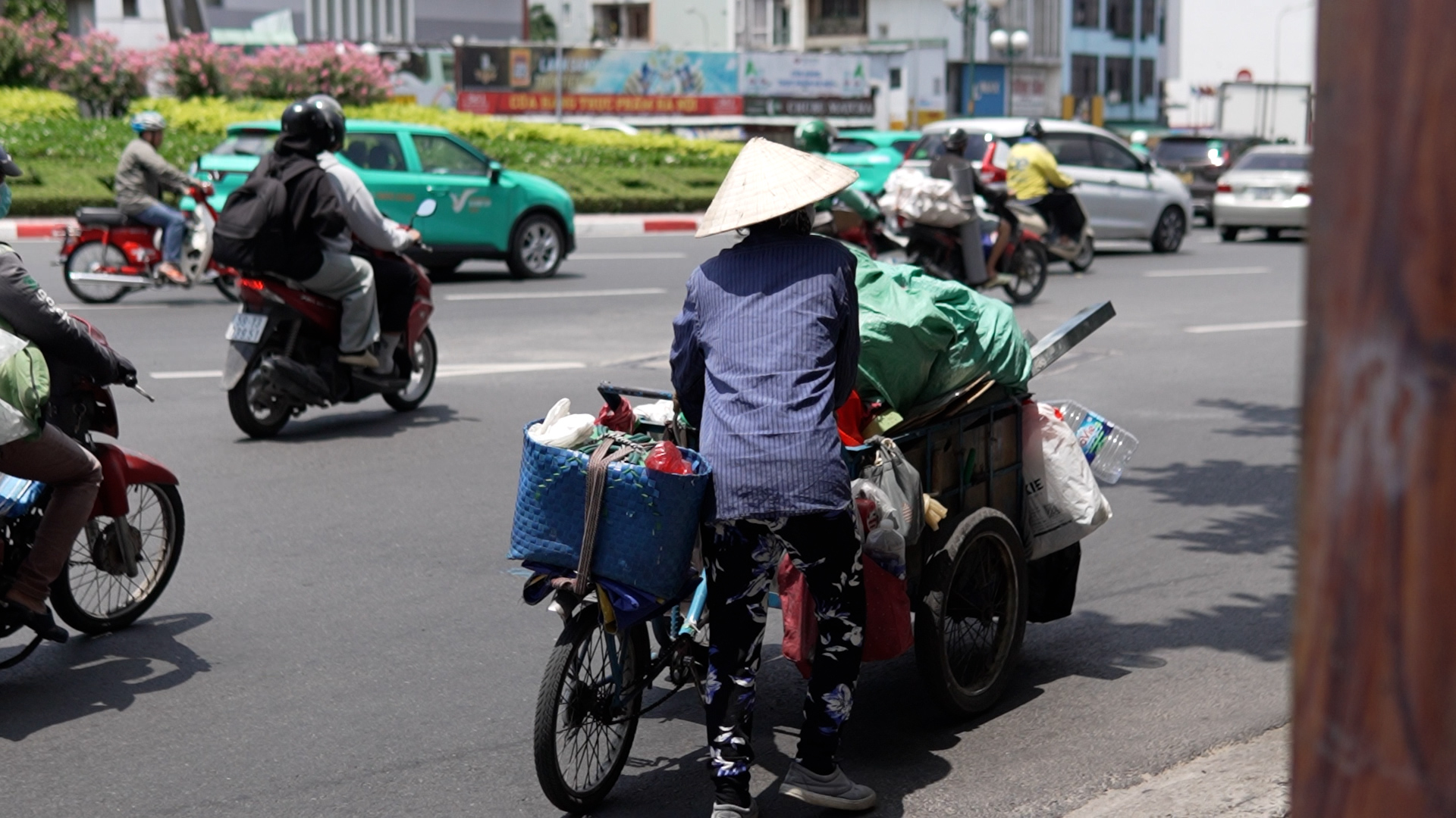 TP.HCM nắng gắt rồi mưa bất chợt, tiểu thương than bán hàng ế - Ảnh 2.