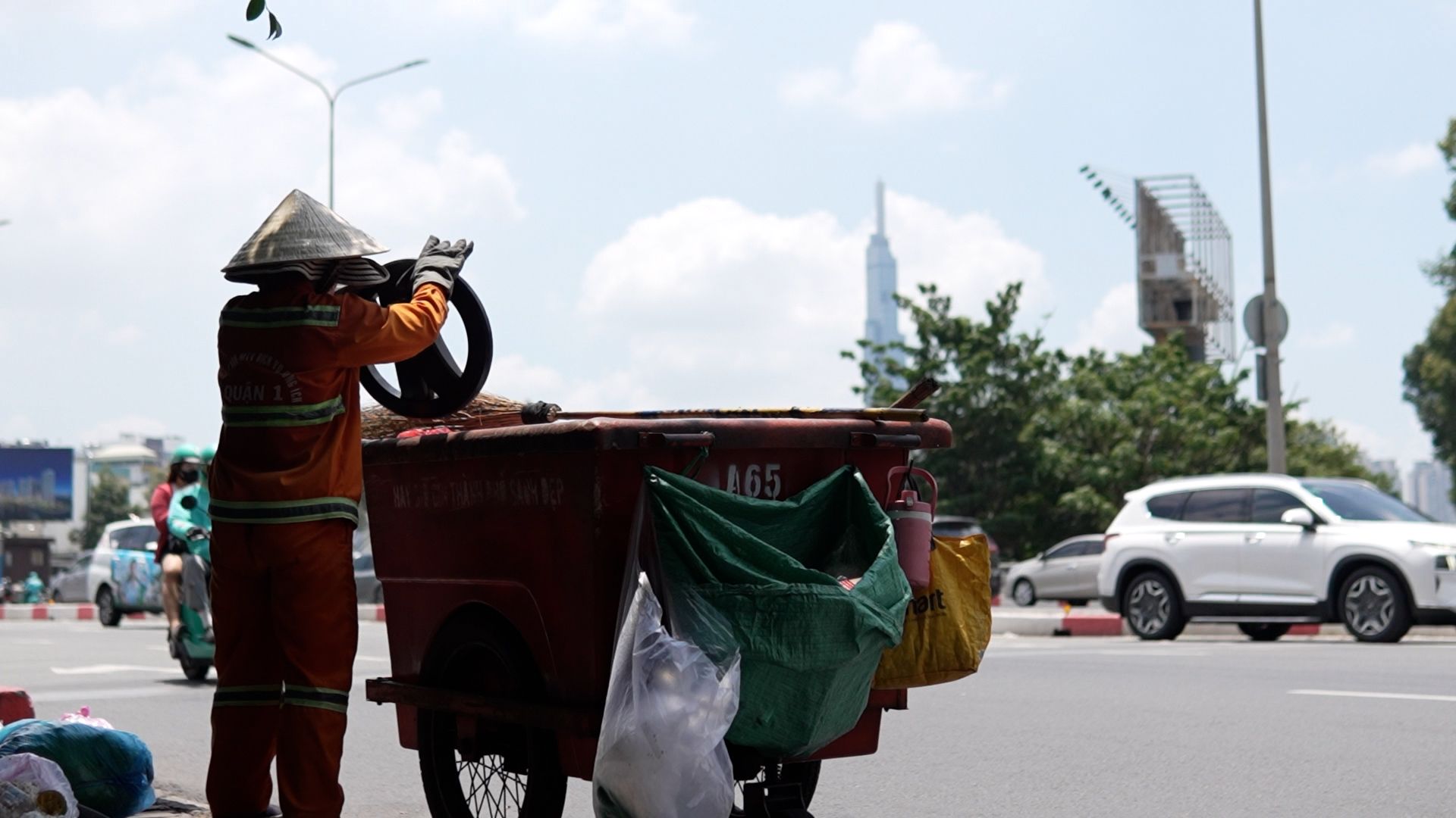 TP.HCM nắng nóng oi bức giữa mùa mưa: 'Hạn bà chằn' bao giờ mới hết?- Ảnh 1.