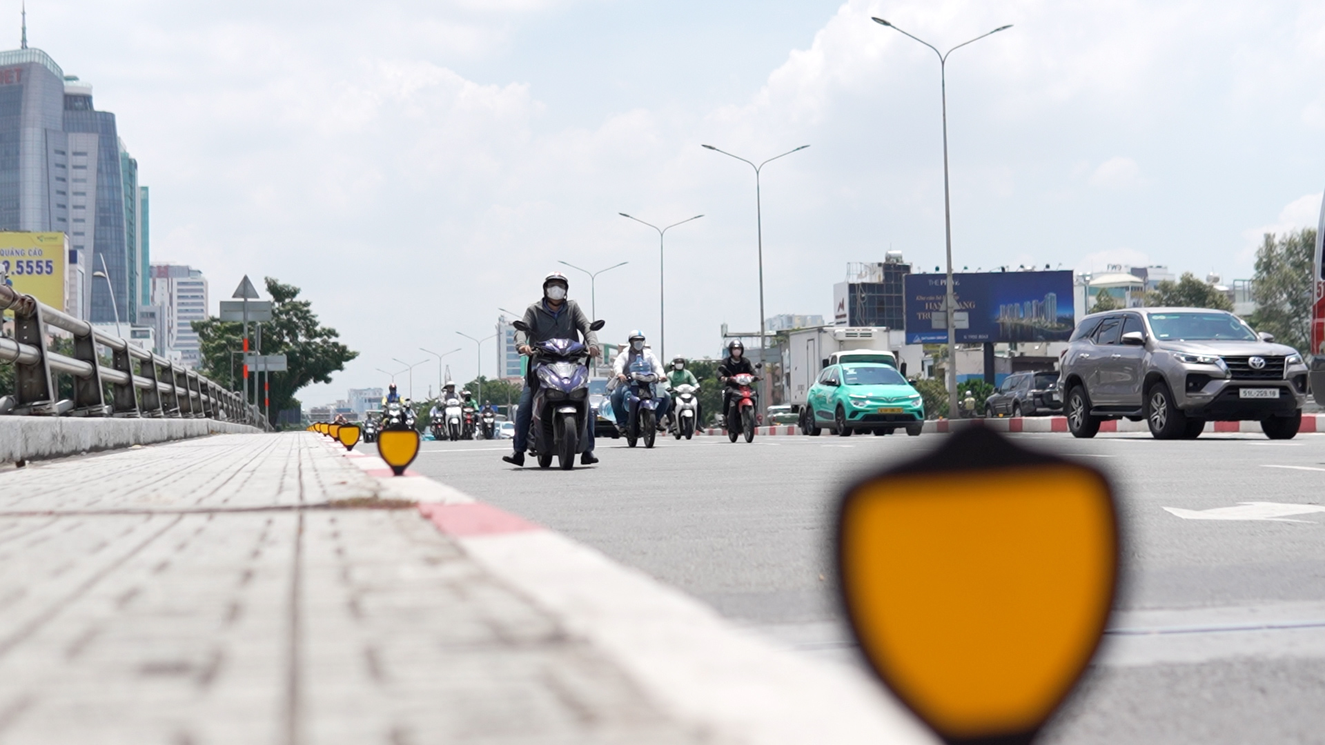 TP.HCM nắng gắt rồi mưa bất chợt, tiểu thương than bán hàng ế - Ảnh 1.