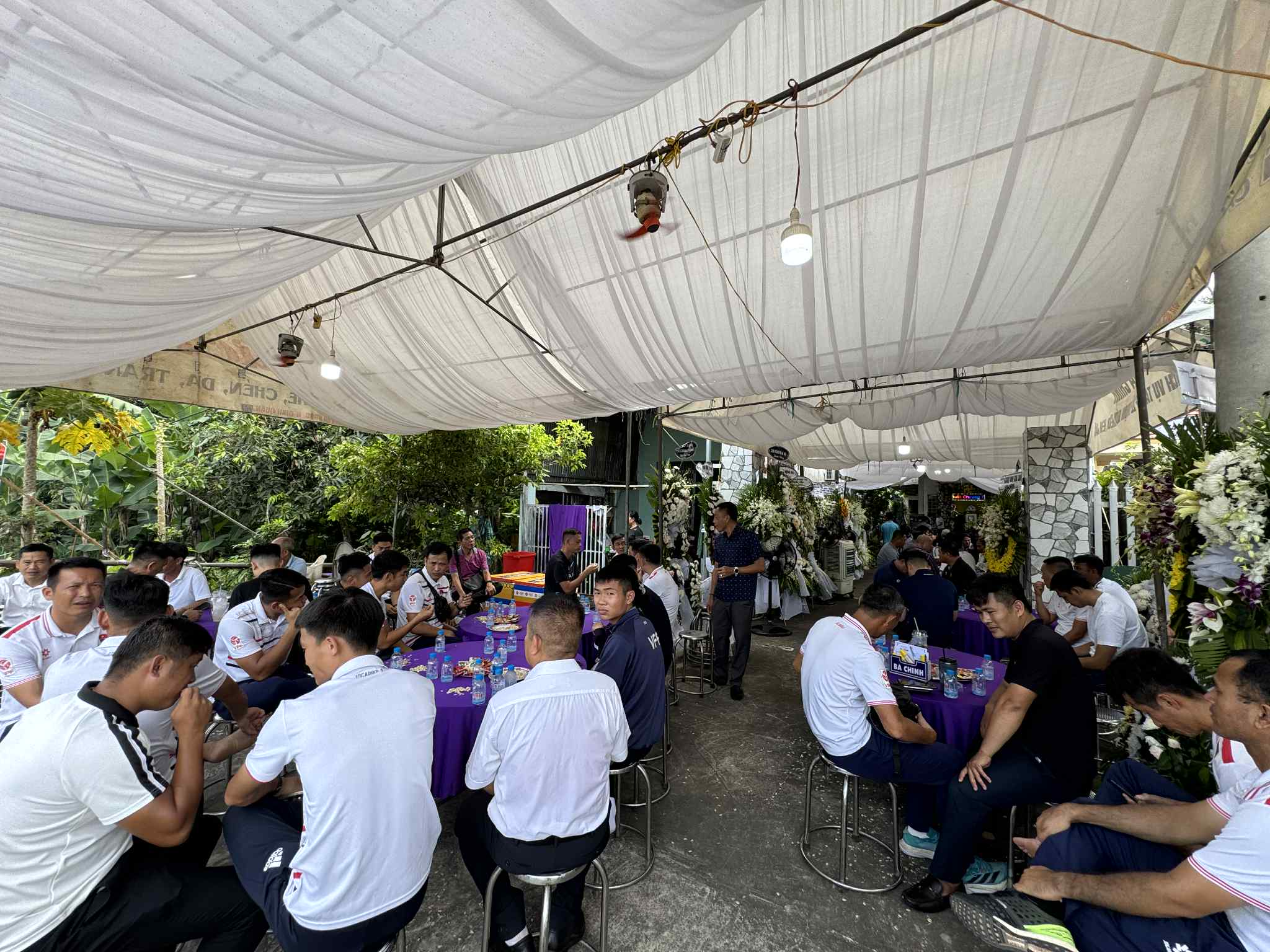Secretarul general al VFF l-a trimis pe arbitrul Tran Dinh Thinh la locul de veci, iar acesta a rostit cuvinte emoționante! - Foto 2. Tiễn đưa trọng tài Trần Đình Thịnh về nơi an nghỉ cuối cùng, Tổng thư ký VFF nói lời nghẹn ngào!- Ảnh 2.