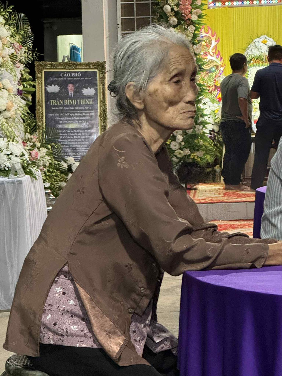 Secretarul general al VFF l-a trimis pe arbitrul Tran Dinh Thinh la locul de veci, iar acesta a rostit cuvinte emoționante! - Foto 14. Tiễn đưa trọng tài Trần Đình Thịnh về nơi an nghỉ cuối cùng, Tổng thư ký VFF nói lời nghẹn ngào!- Ảnh 14.