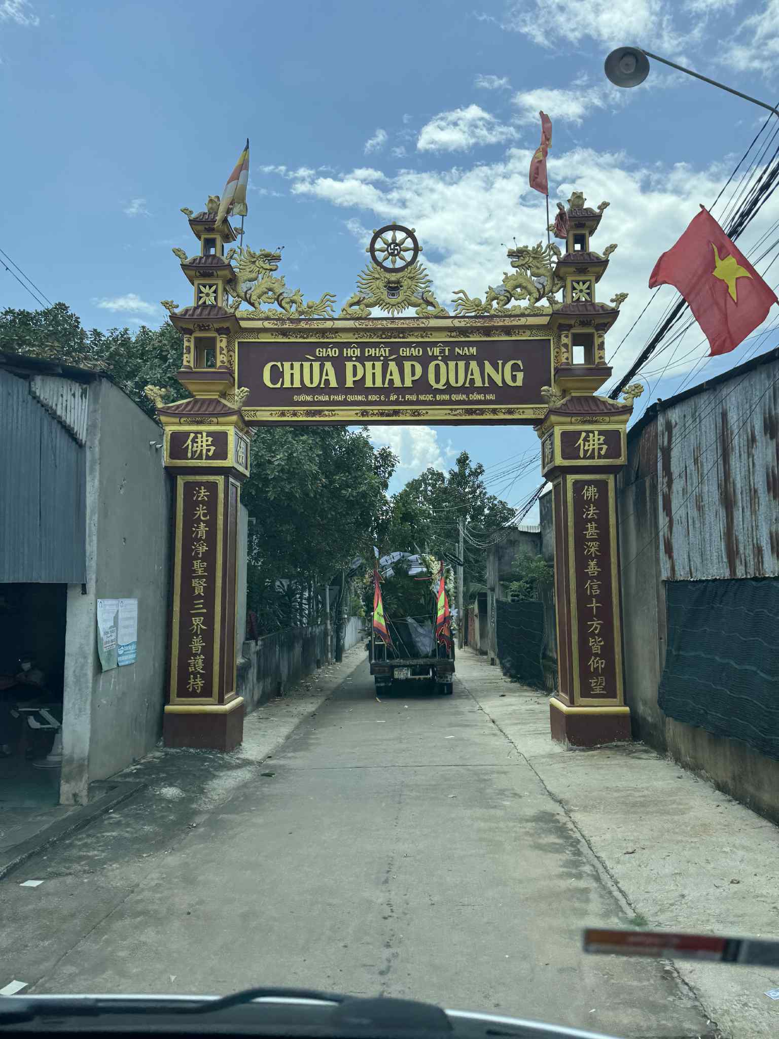 Secretarul general al VFF l-a trimis pe arbitrul Tran Dinh Thinh la locul de veci, iar acesta a rostit cuvinte emoționante! - Foto 15. Tiễn đưa trọng tài Trần Đình Thịnh về nơi an nghỉ cuối cùng, Tổng thư ký VFF nói lời nghẹn ngào!- Ảnh 15.