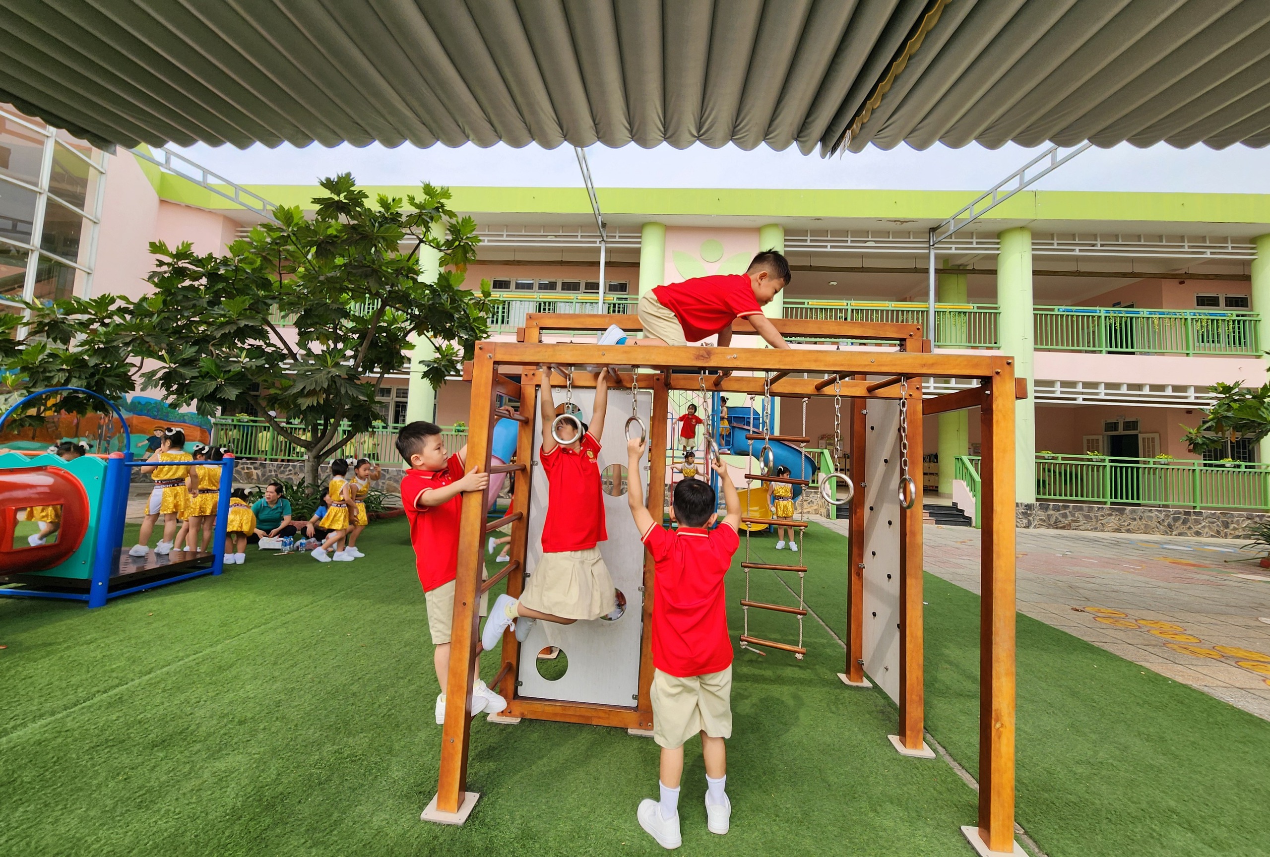 Học phí mầm non có trường 300 triệu đồng/năm   - Ảnh 1.