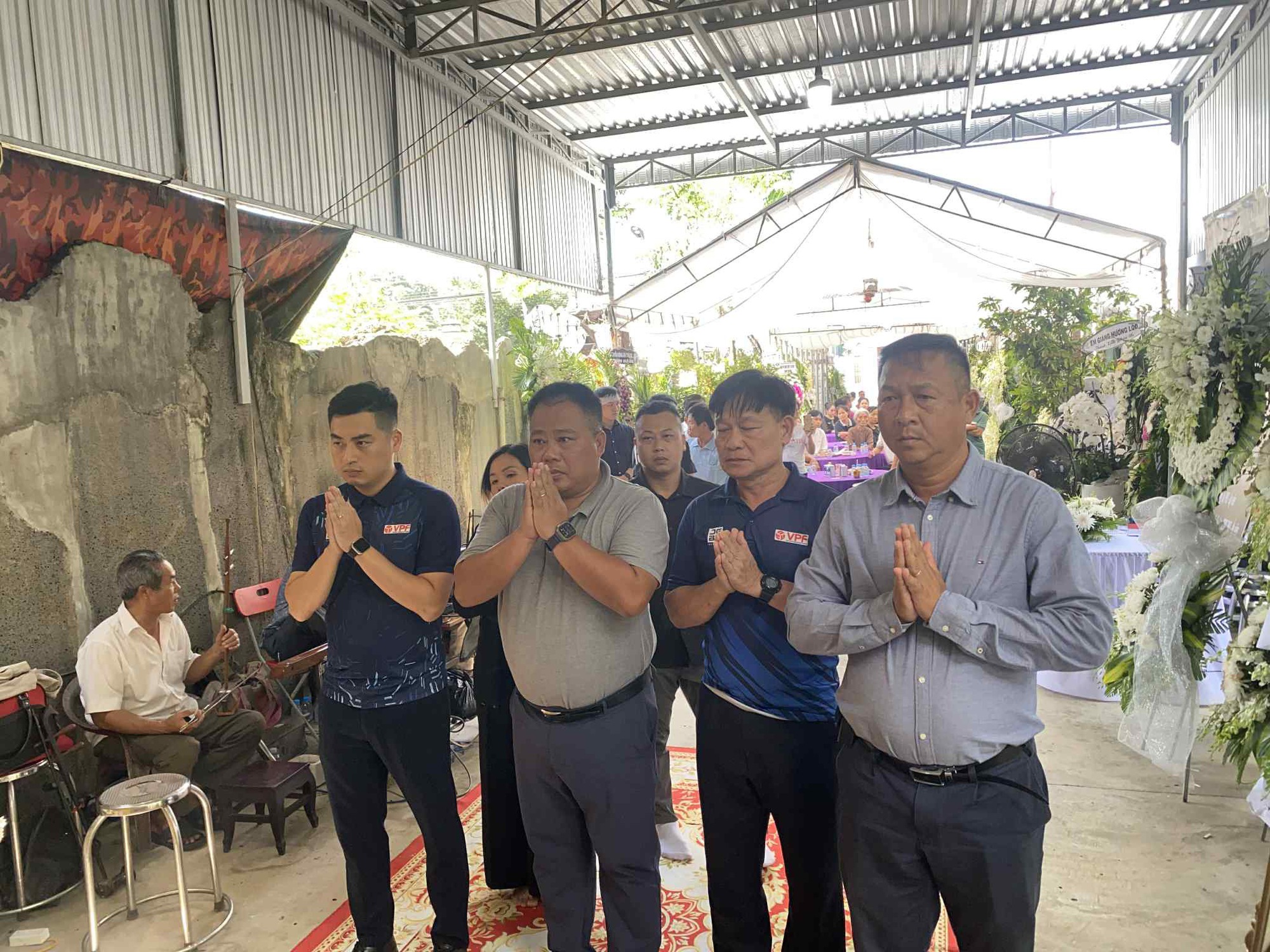 Secretarul general al VFF l-a trimis pe arbitrul Tran Dinh Thinh la locul de veci, iar acesta a rostit cuvinte emoționante! - Foto 4. Tiễn đưa trọng tài Trần Đình Thịnh về nơi an nghỉ cuối cùng, Tổng thư ký VFF nói lời nghẹn ngào!- Ảnh 4.