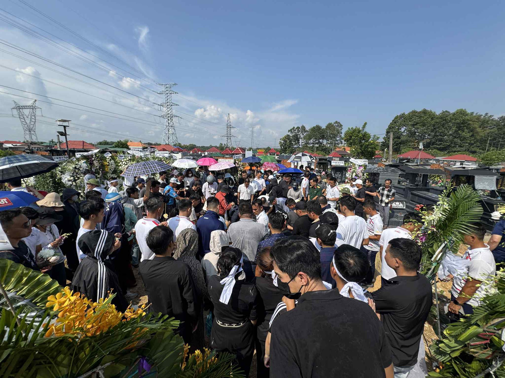 Secretarul general al VFF l-a trimis pe arbitrul Tran Dinh Thinh la locul de veci, iar acesta a rostit cuvinte emoționante! - Foto 13. Tiễn đưa trọng tài Trần Đình Thịnh về nơi an nghỉ cuối cùng, Tổng thư ký VFF nói lời nghẹn ngào!- Ảnh 13.