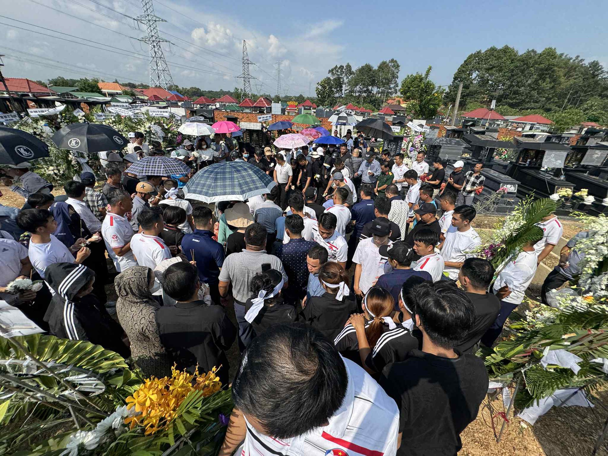 Secretarul general al VFF l-a trimis pe arbitrul Tran Dinh Thinh la locul de veci, iar acesta a rostit cuvinte emoționante! - Foto 12. Tiễn đưa trọng tài Trần Đình Thịnh về nơi an nghỉ cuối cùng, Tổng thư ký VFF nói lời nghẹn ngào!- Ảnh 12.