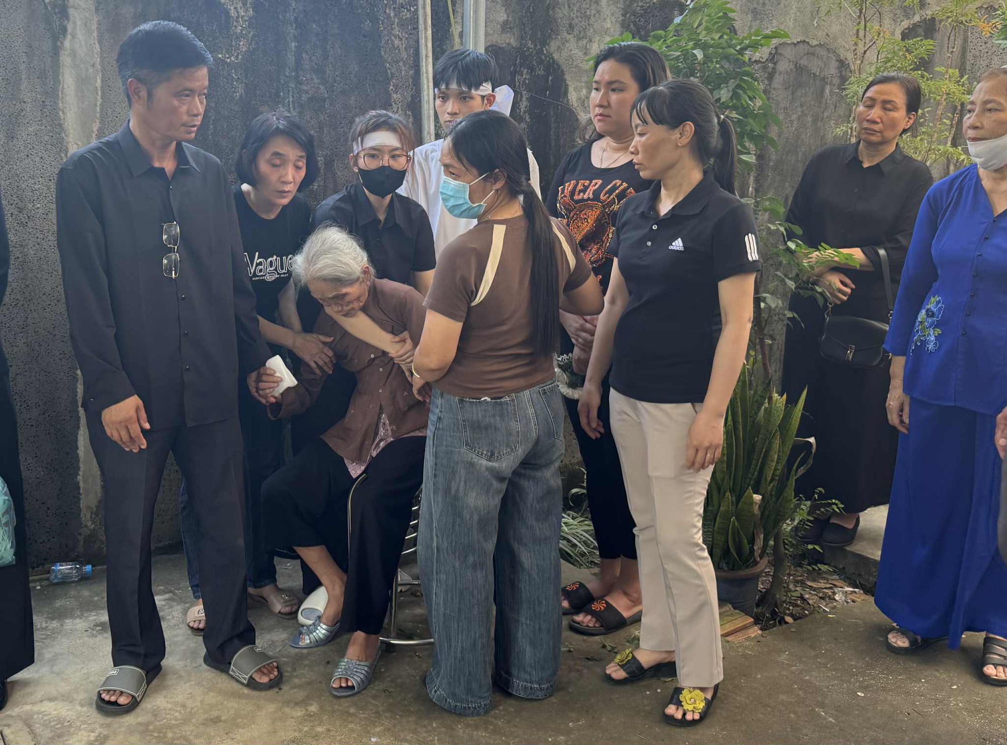 Secretarul general al VFF l-a trimis pe arbitrul Tran Dinh Thinh la locul de veci, iar acesta a rostit cuvinte emoționante! - Foto 10. Tiễn đưa trọng tài Trần Đình Thịnh về nơi an nghỉ cuối cùng, Tổng thư ký VFF nói lời nghẹn ngào!- Ảnh 10.