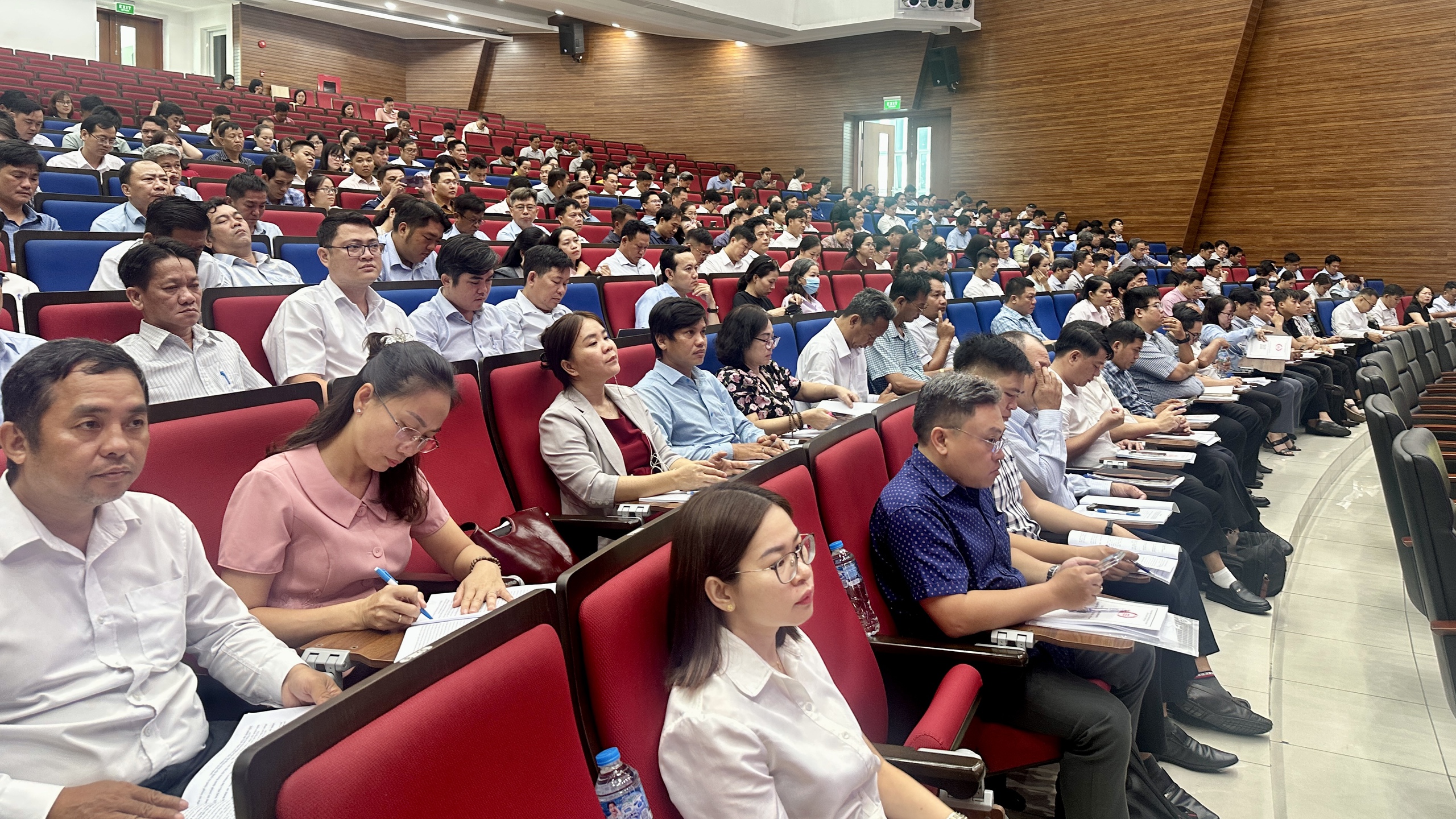 Ho Chi Minh-staden: 40 % av kultur- och socialspecialisterna har ingen erfarenhet inom sitt tilldelade område - Foto 2. TP.HCM: 40% chuyên viên văn hóa, xã hội chưa có trải nghiệm với ngành được giao- Ảnh 2.