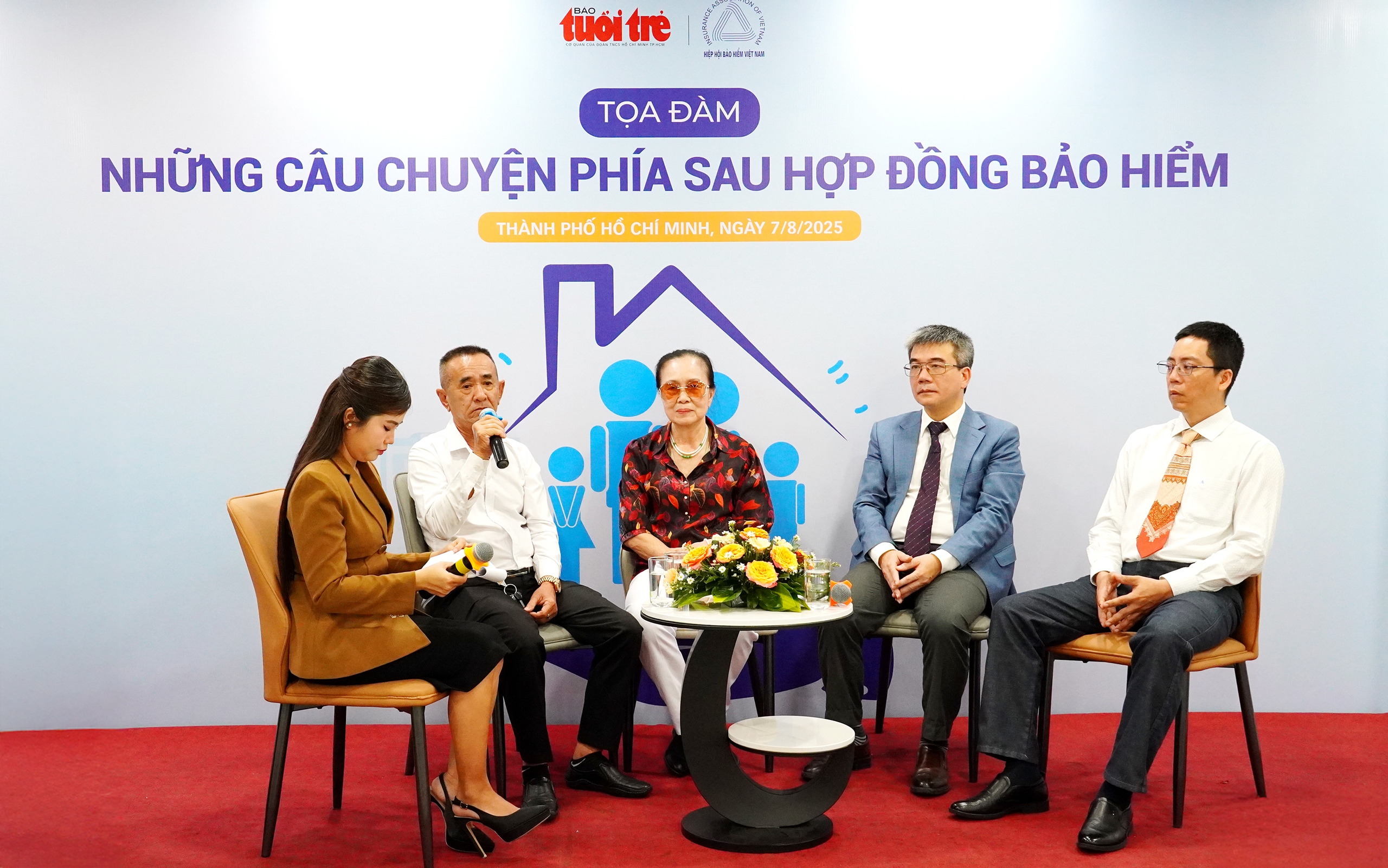 Bảo hiểm nhân thọ sát cánh với khách hàng trong những lúc khó khăn nhất- Ảnh 2.