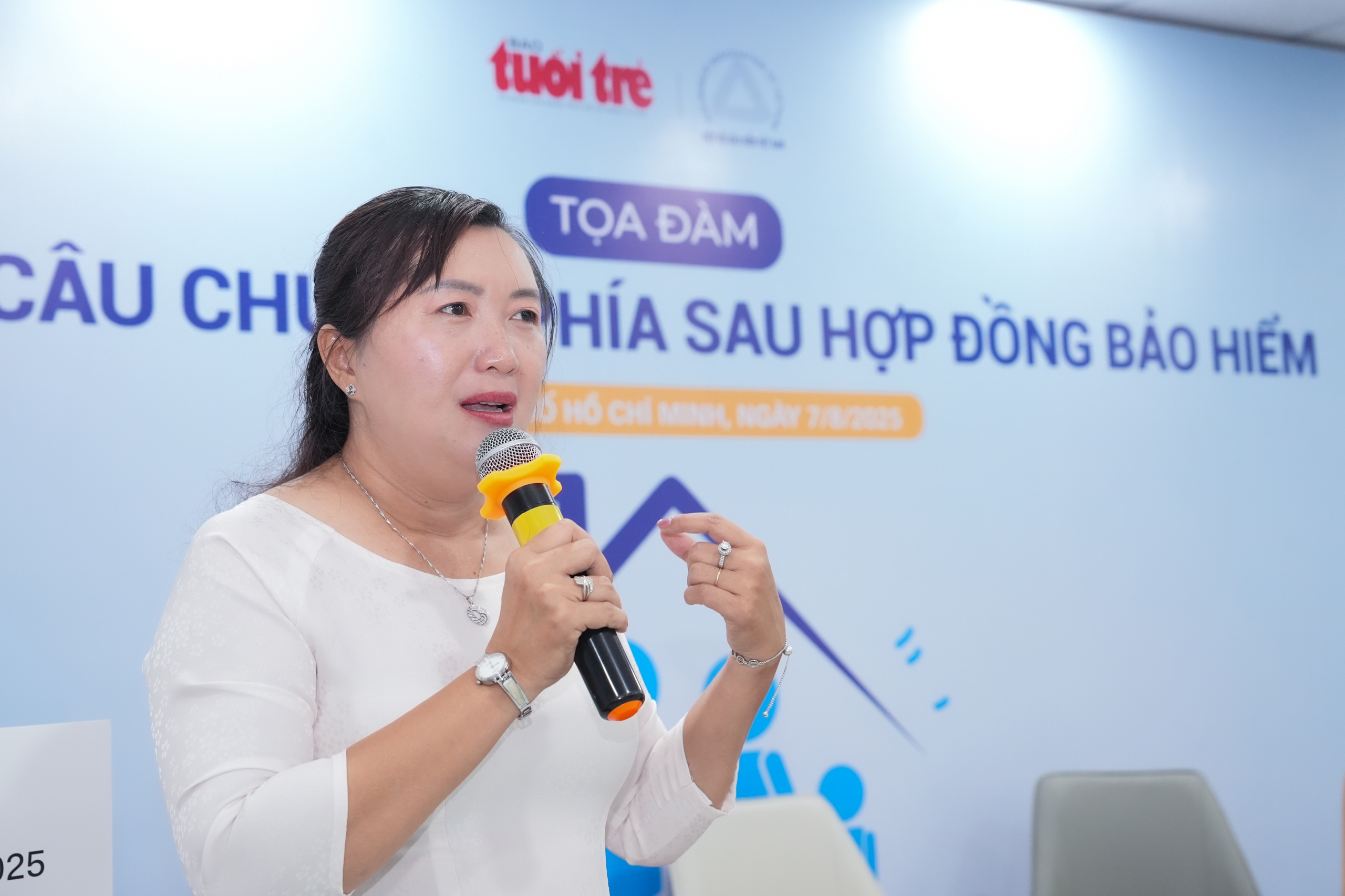 Bảo hiểm nhân thọ sát cánh với khách hàng trong những lúc khó khăn nhất- Ảnh 1.