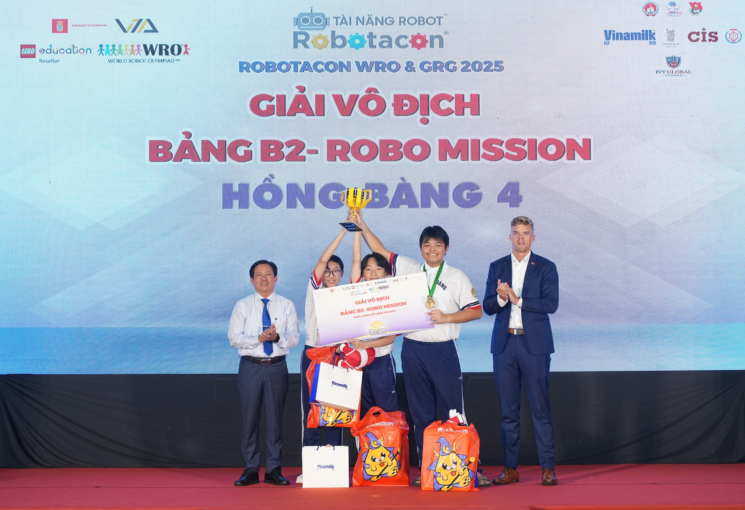 34 Vietnamese student teams will participate in the robotics finals in Singapore in November - Photo 1. 34 Đội học sinh Việt Nam tham gia chung kết robot tại Singapore vào tháng 11 - Ảnh 1.