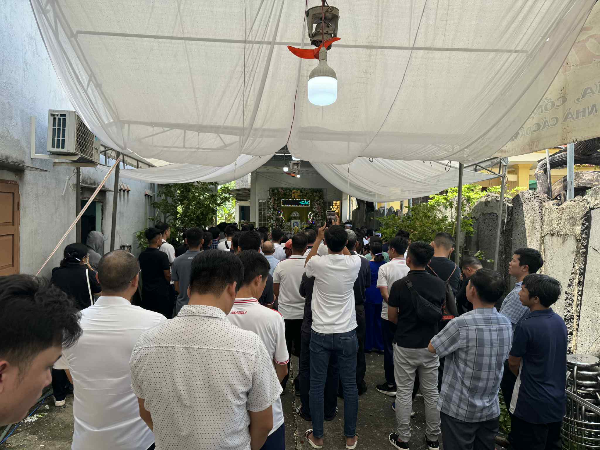 Secretarul general al VFF l-a trimis pe arbitrul Tran Dinh Thinh la locul de veci, iar acesta a rostit cuvinte emoționante! - Foto 1. Tiễn đưa trọng tài Trần Đình Thịnh về nơi an nghỉ cuối cùng, Tổng thư ký VFF nói lời nghẹn ngào!- Ảnh 1.