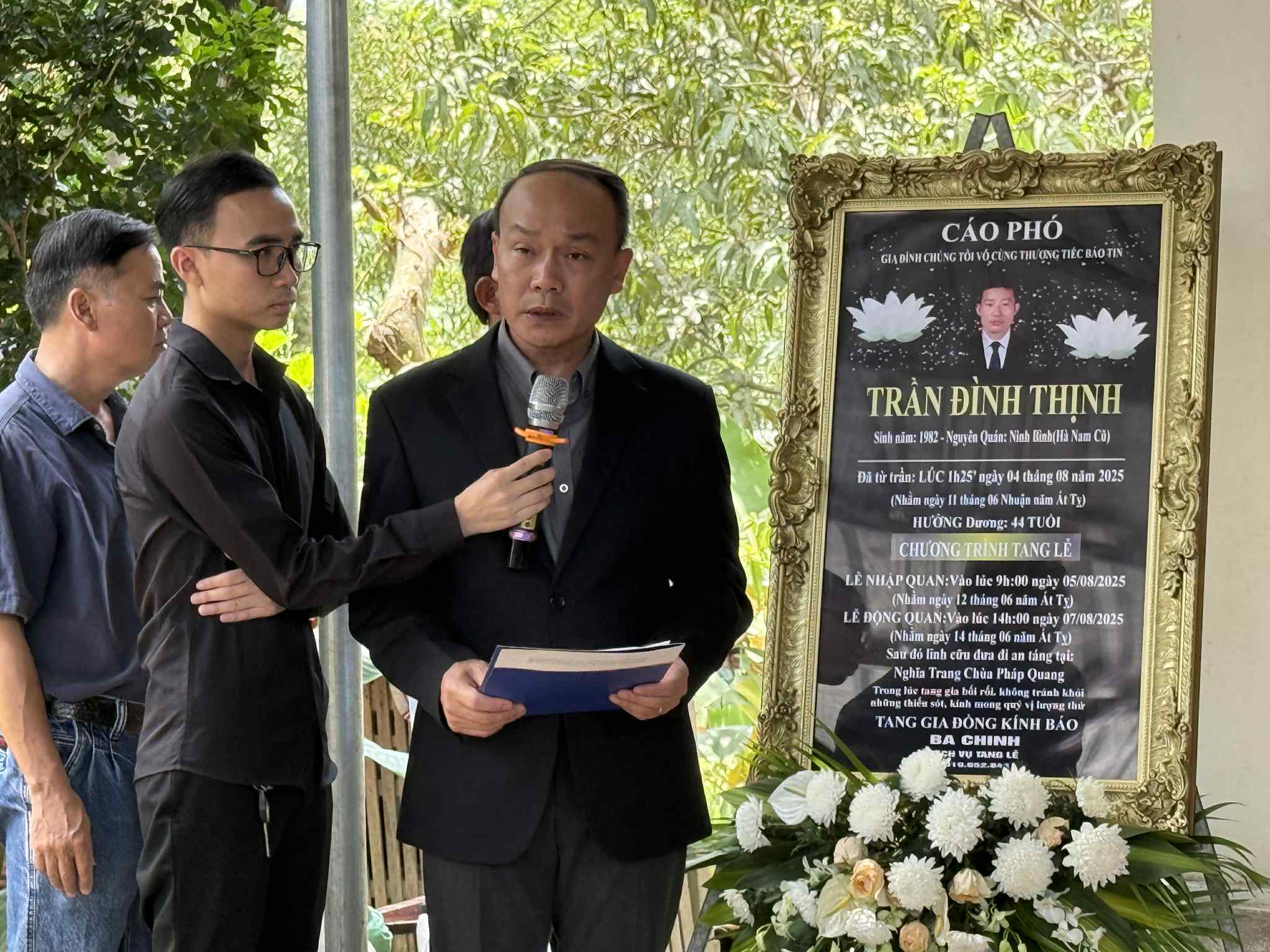 Secretarul general al VFF l-a trimis pe arbitrul Tran Dinh Thinh la locul de veci, iar acesta a rostit cuvinte emoționante! - Foto 11. Tiễn đưa trọng tài Trần Đình Thịnh về nơi an nghỉ cuối cùng, Tổng thư ký VFF nói lời nghẹn ngào!- Ảnh 11.