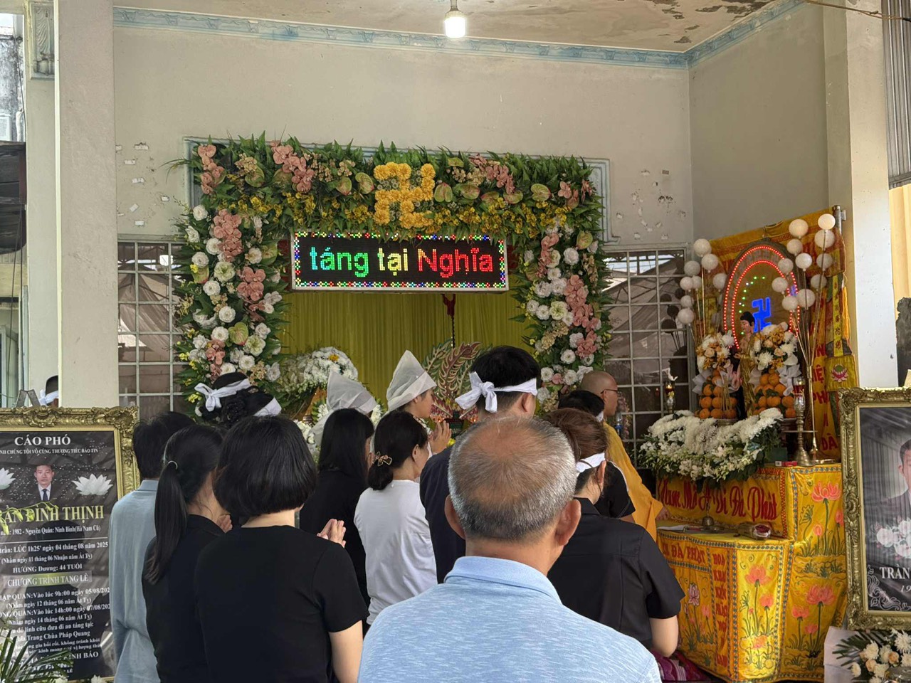 Secretarul general al VFF l-a trimis pe arbitrul Tran Dinh Thinh la locul de veci, iar acesta a rostit cuvinte emoționante! - Foto 5. Tiễn đưa trọng tài Trần Đình Thịnh về nơi an nghỉ cuối cùng, Tổng thư ký VFF nói lời nghẹn ngào!- Ảnh 5.